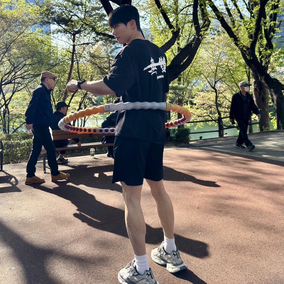 Balenciaga 3XL Sneakers Grey White Red, Apple Watch Series 10 42mm GPS Jet Black Aluminium Case with Sport Band S/M Black (Korean Ver.) 착용 스타일 - 2