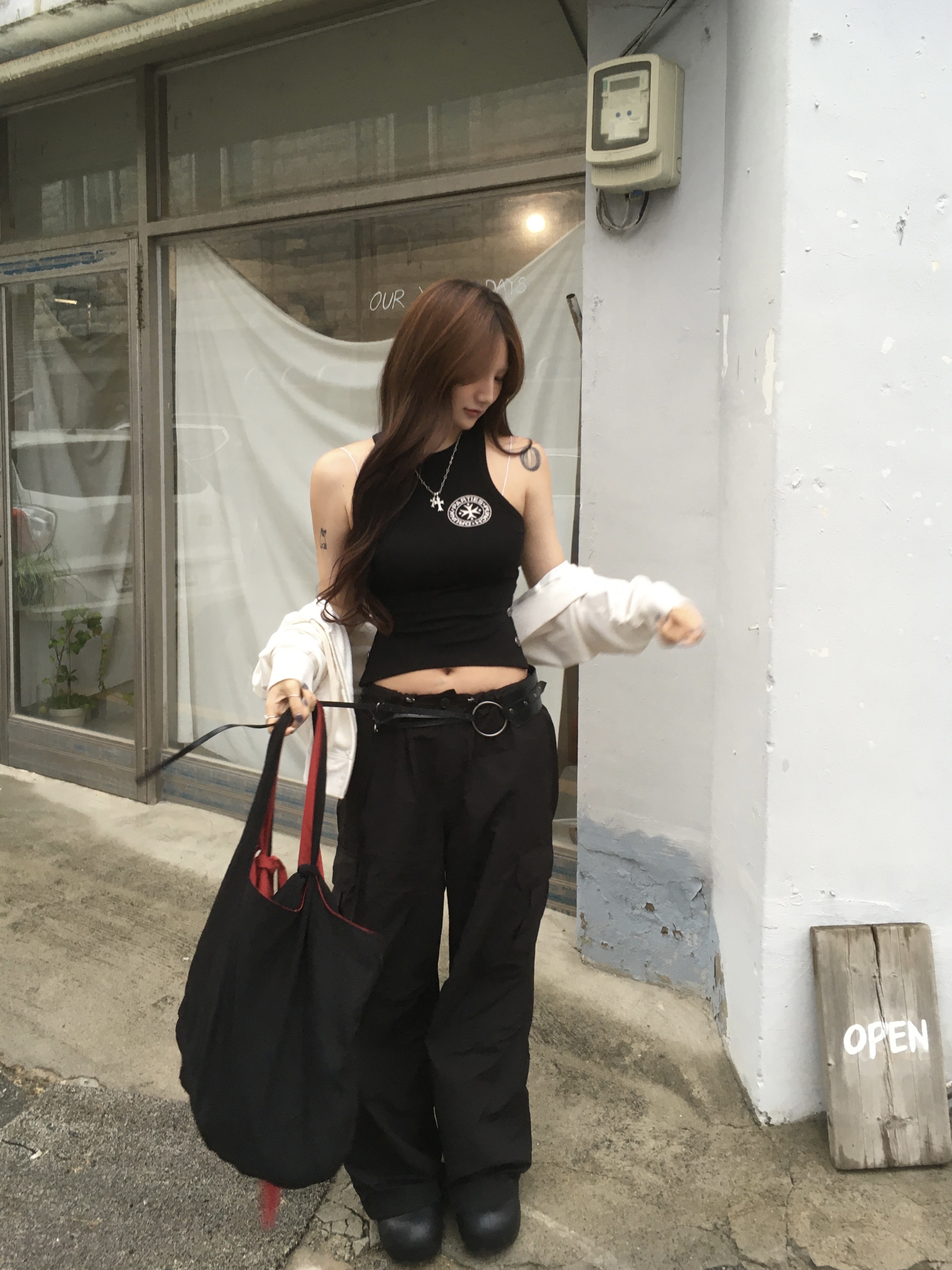 Punch Drunk Parties Mother's Worry Tank Top Black 착용 스타일