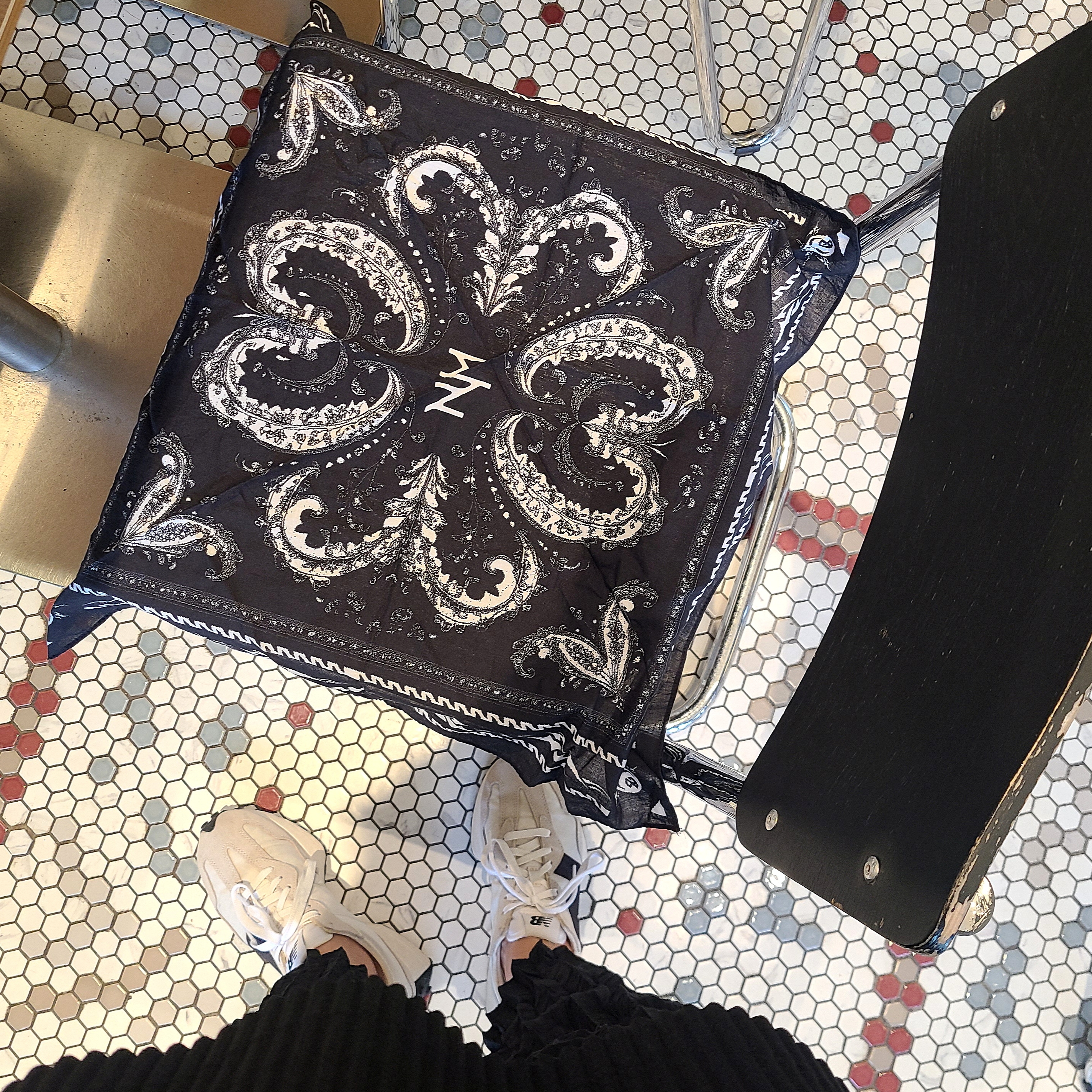 NOMANUAL NM T.P Bandana Black, New Balance 327 White Black 착용 스타일 - 1