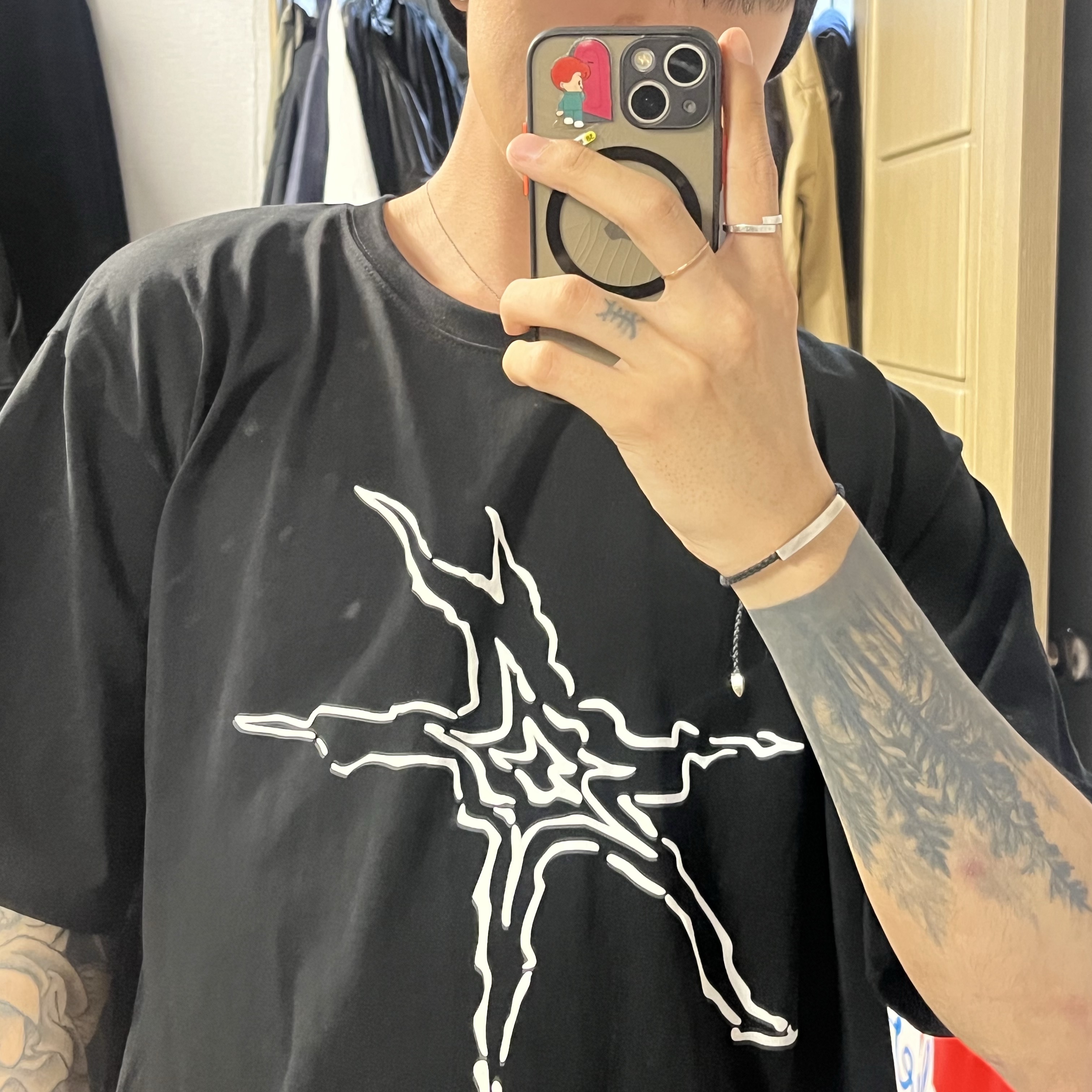 Smokeastar Smokeastar Logo T-Shirts Black 착용 스타일 - 2