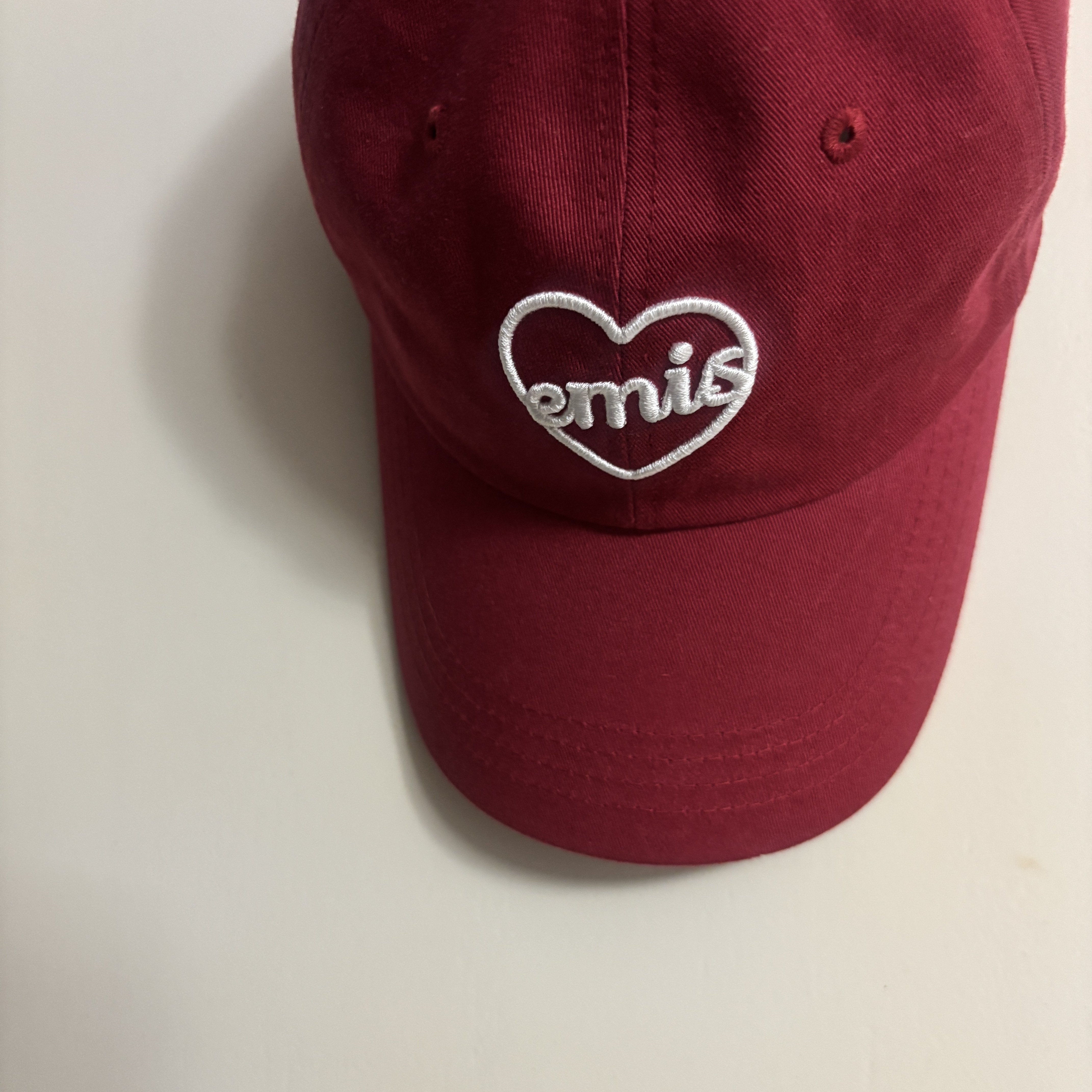 Emis Heart Ball Cap Red 착용 스타일