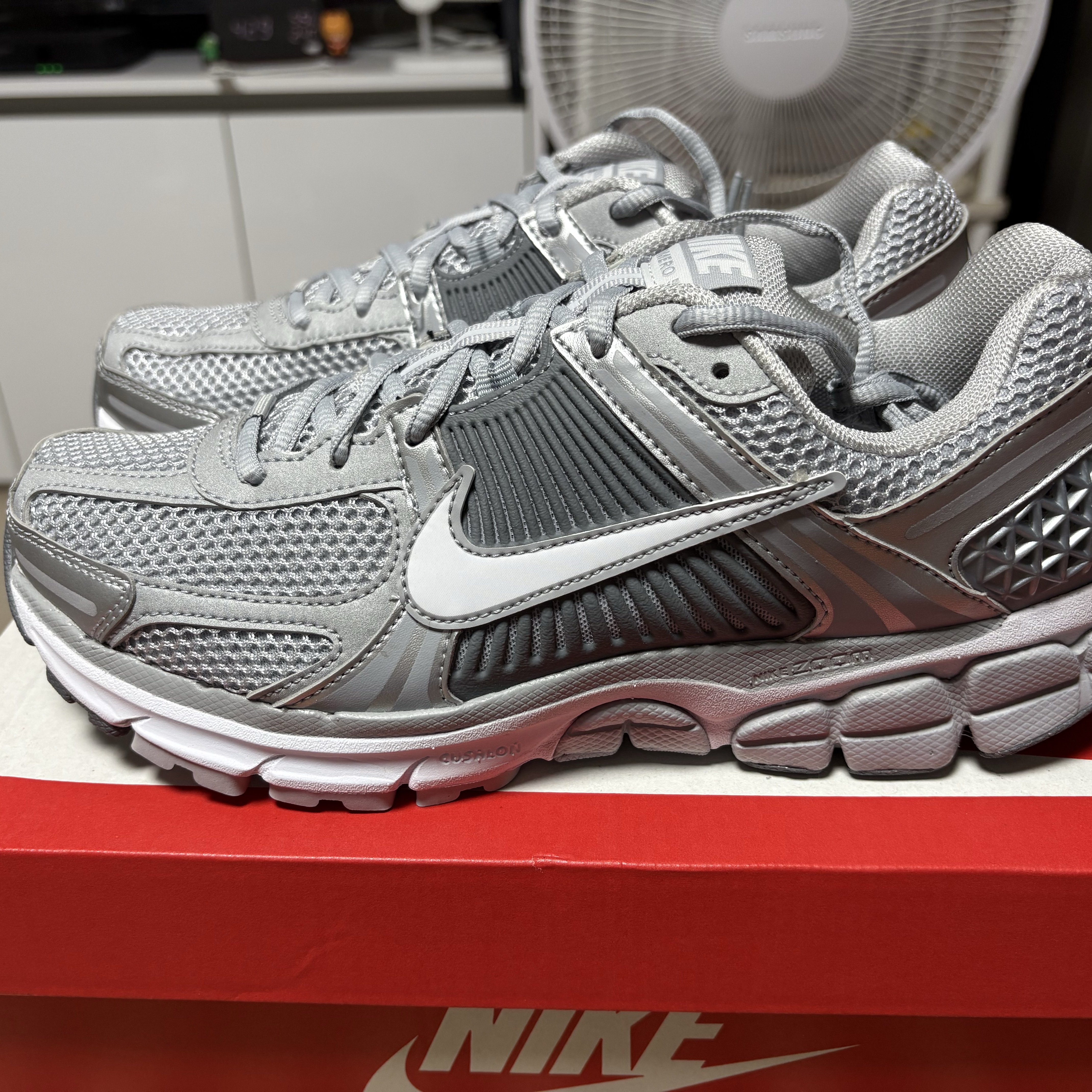 Nike Zoom Vomero 5 Wolf Grey White 착용 스타일 - 1