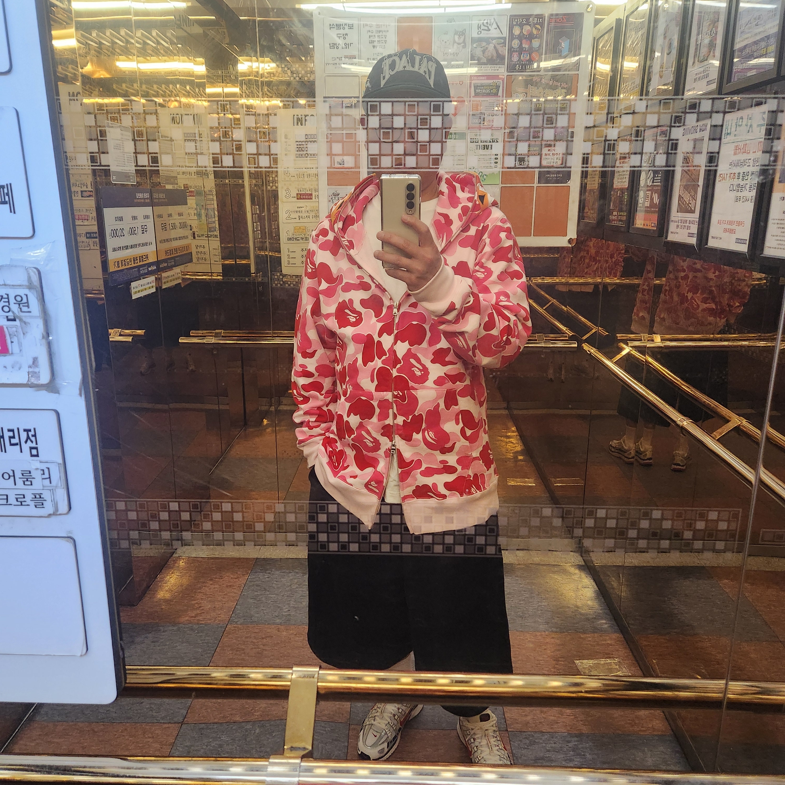 BAPE ABC Camo Tiger Full Zip Hoodie Pink, Nike P-6000 White Varsity Red 착용 스타일 - 1