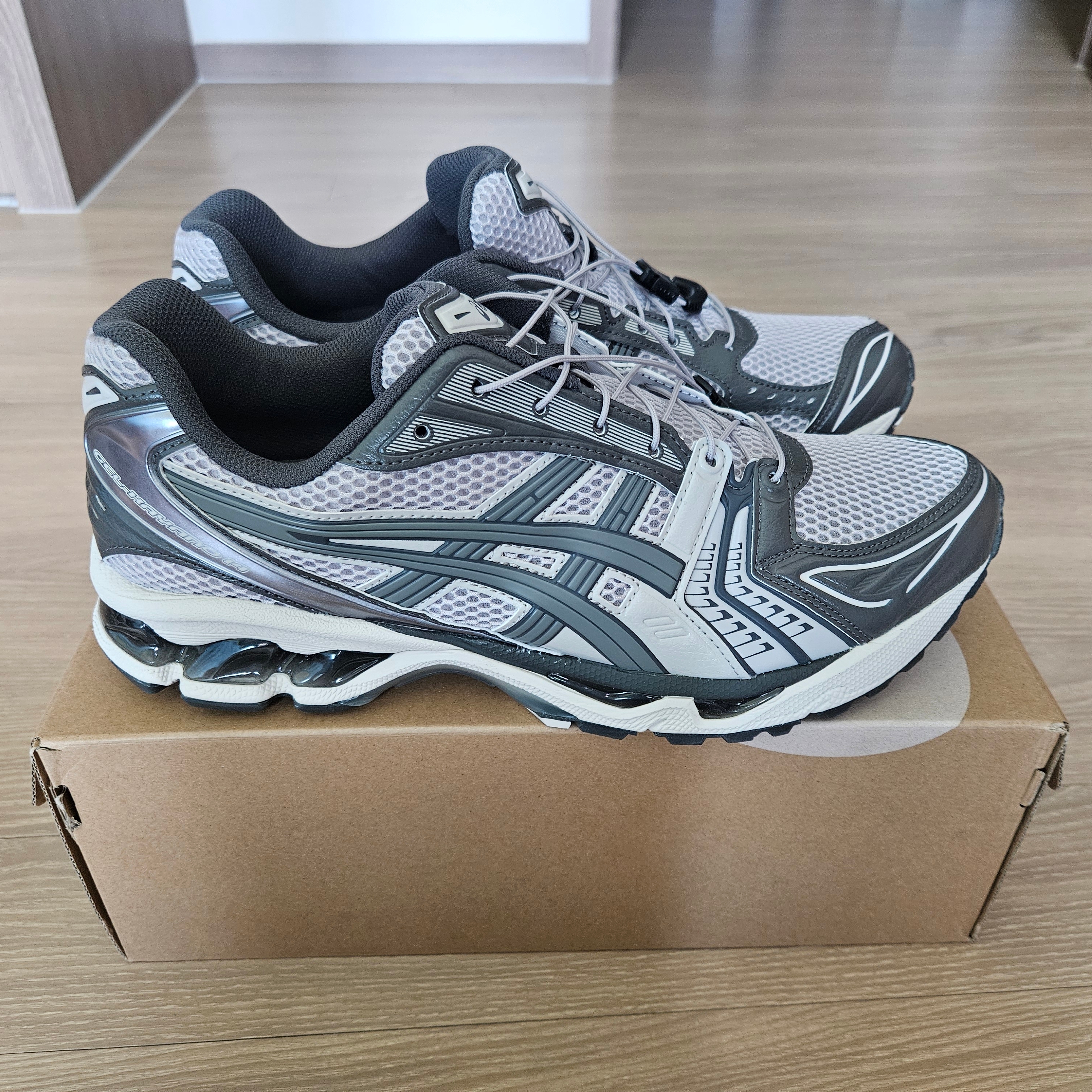 Asics Unlimited Gel-Kayano 14 Oyster Grey Clay Grey 착용 스타일