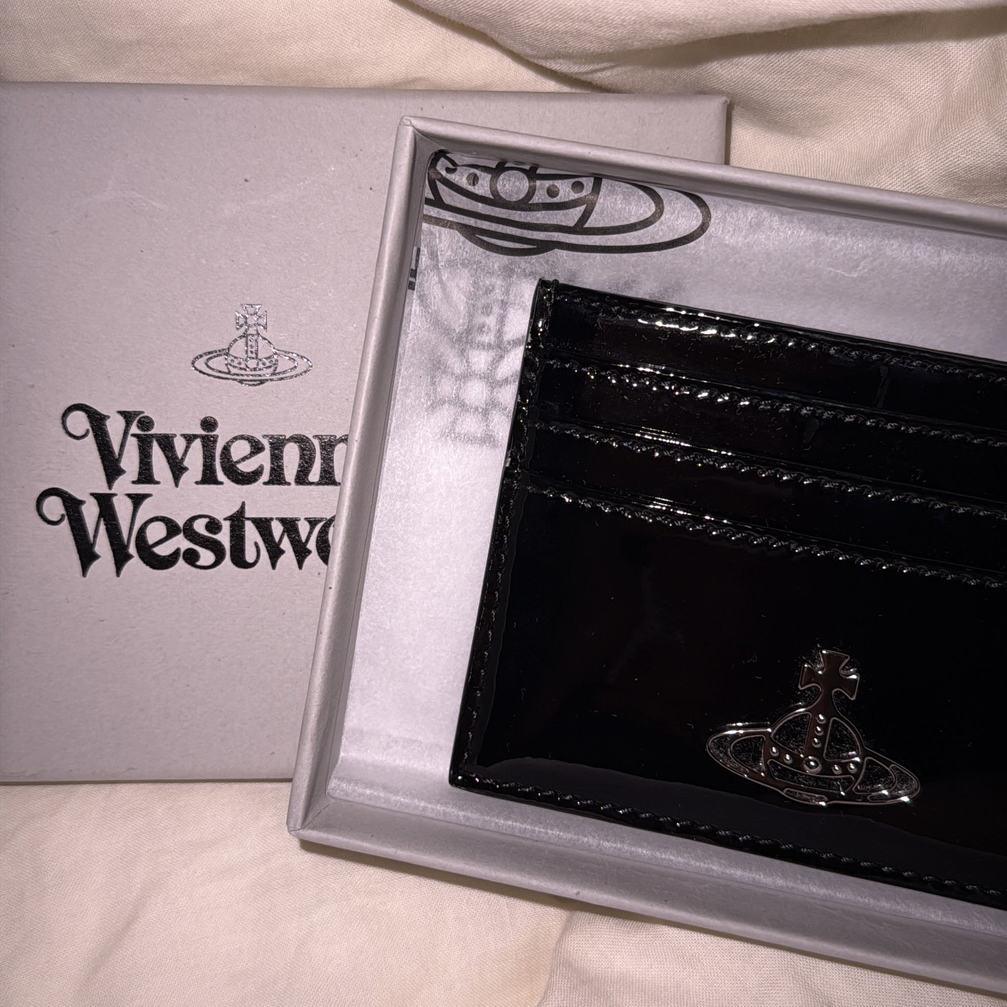Vivienne Westwood Shiny Patent Card Holder Black 착용 스타일