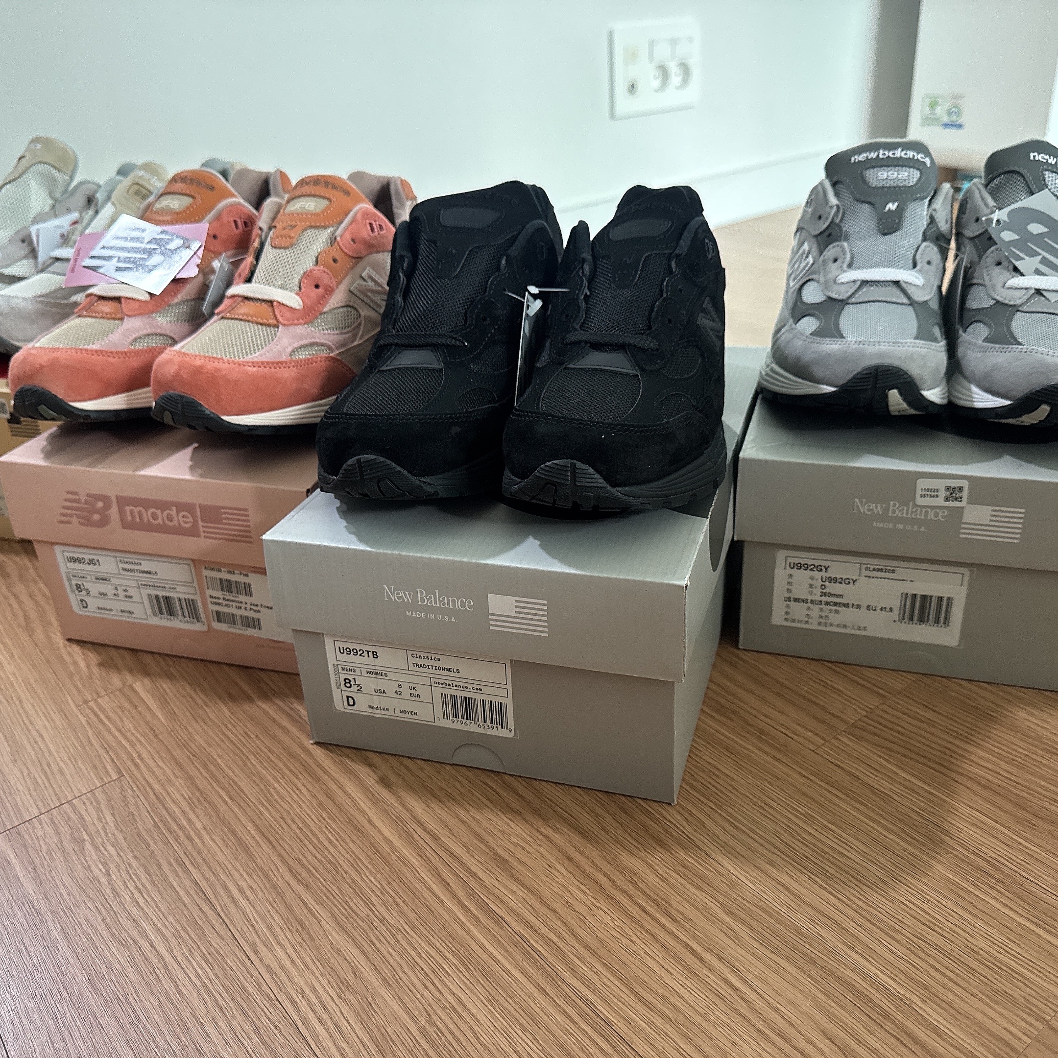 New Balance 992 Made in USA Moonrock Mushroom, New Balance 992 Made in USA Core Grey Silver Metallic 착용 스타일 - 2