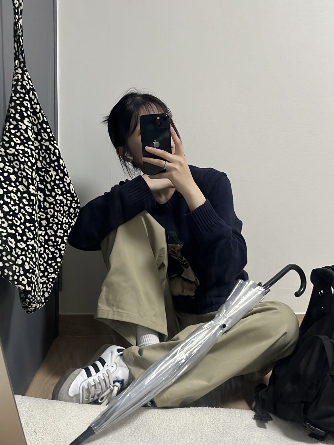 Emis 22Y Leopard Corduroy Eco Bag Black, Adidas Samba OG Cloud White 착용 스타일 - 3