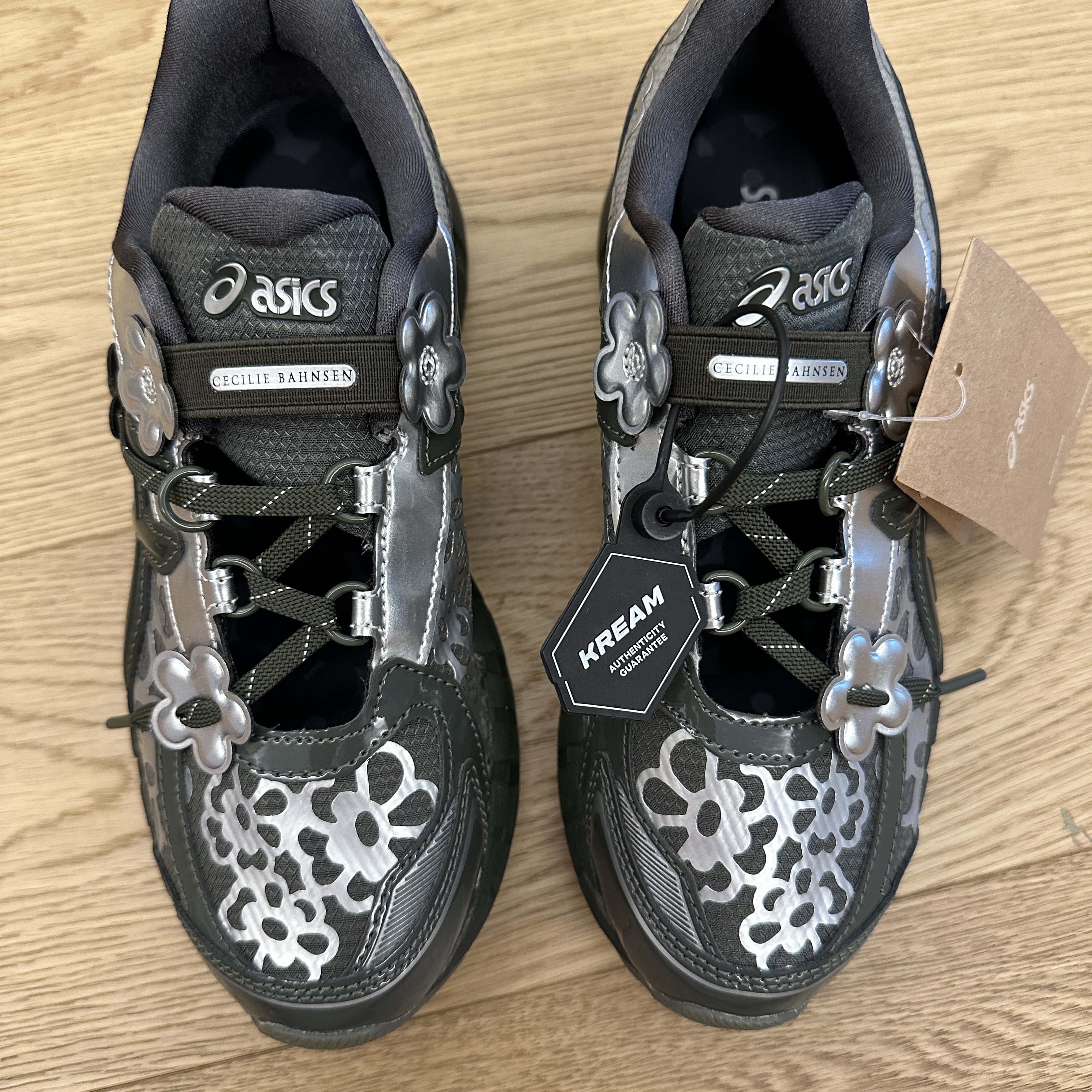 Asics x Cecilie Bahnsen Gel-Kayano 20 Olive 착용 스타일 - 2