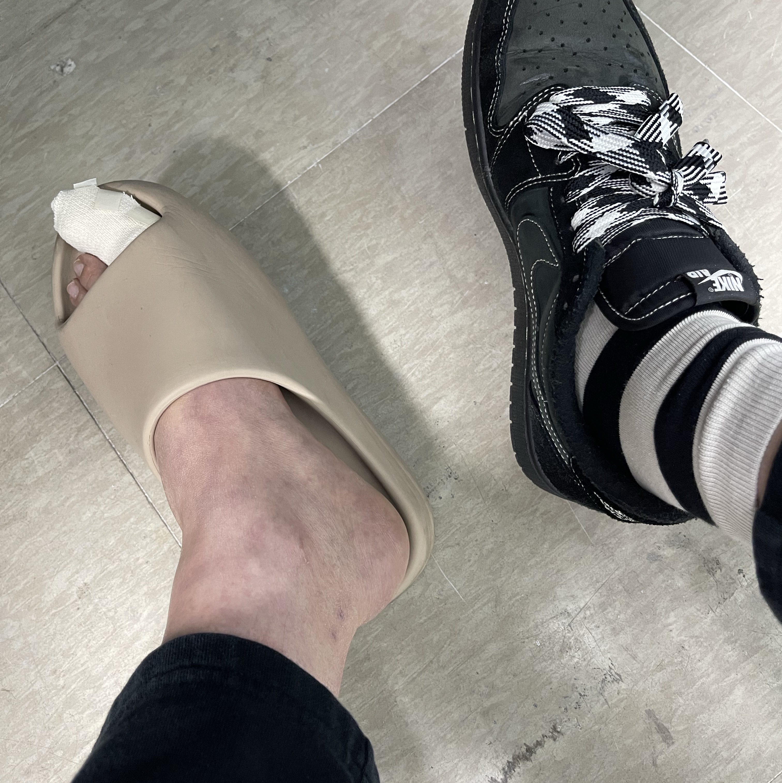 Jordan 1 x Travis Scott Retro Low OG SP Black Phantom, Adidas Yeezy Slide Pure - Re-Release Ver. 착용 스타일