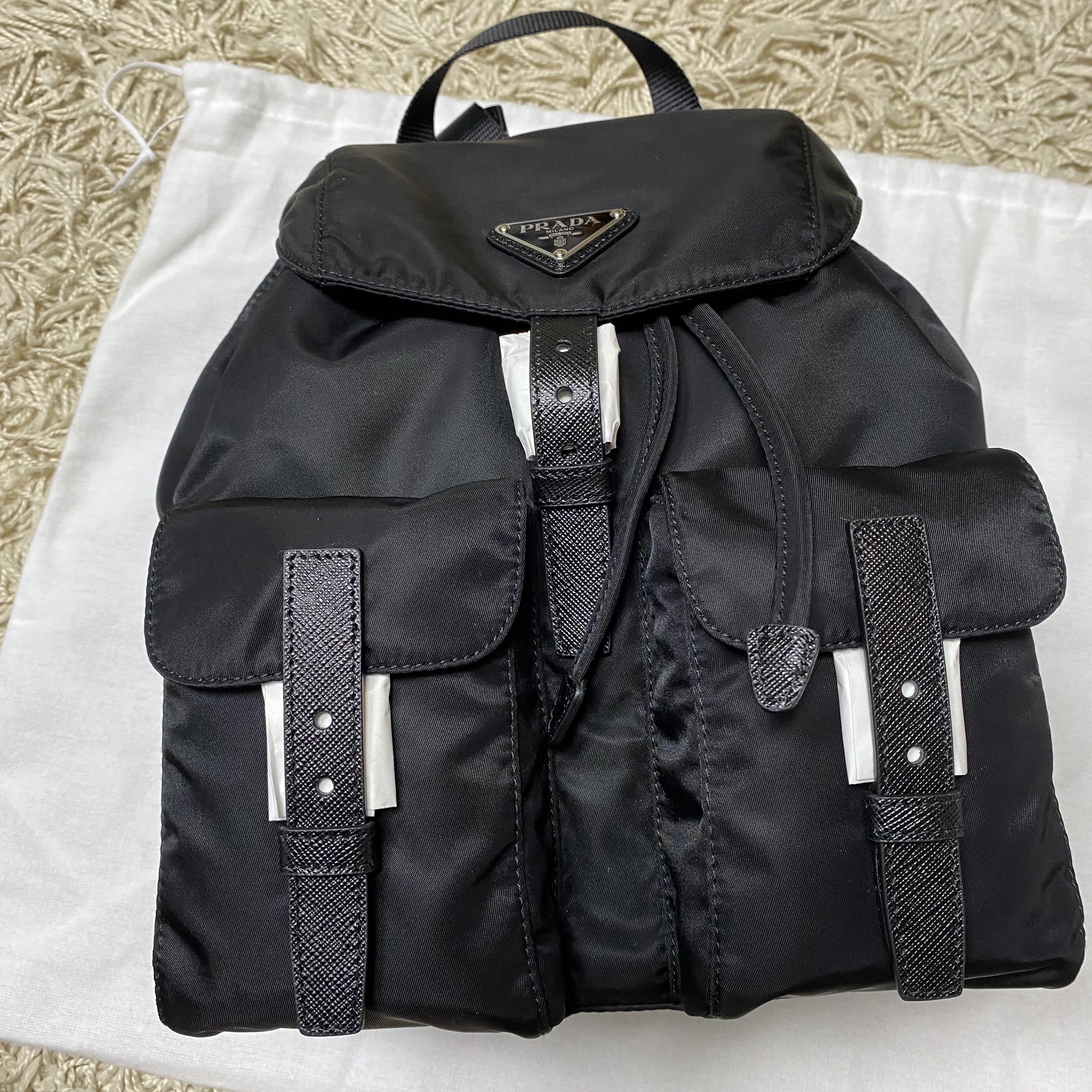 Prada Re-Nylon Small Backpack Black 착용 스타일