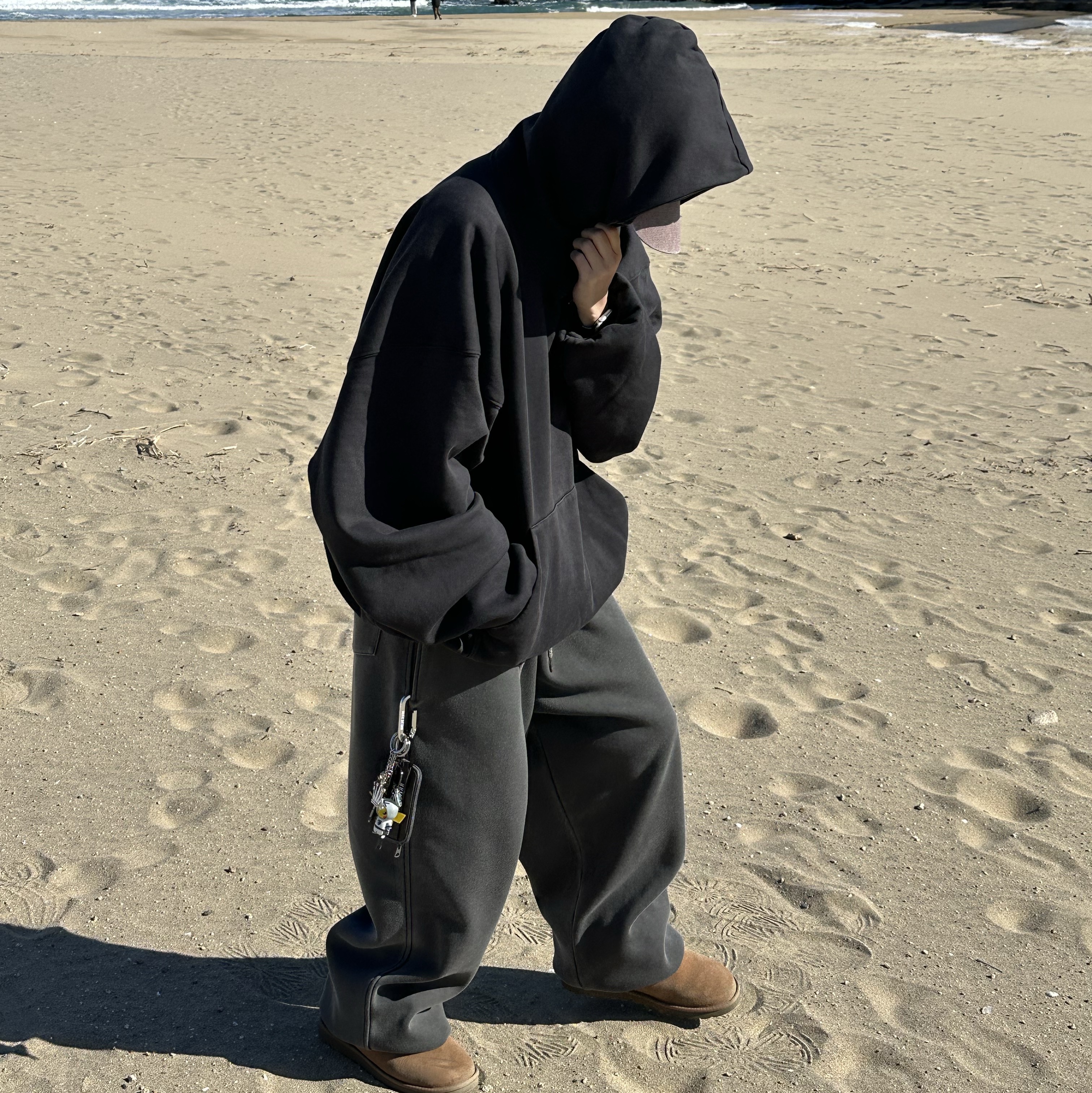 UGG Classic Mini Boots Chestnut, Yeezy Gap Engineered By Balenciaga Logo Hoodie Black 착용 스타일 - 3