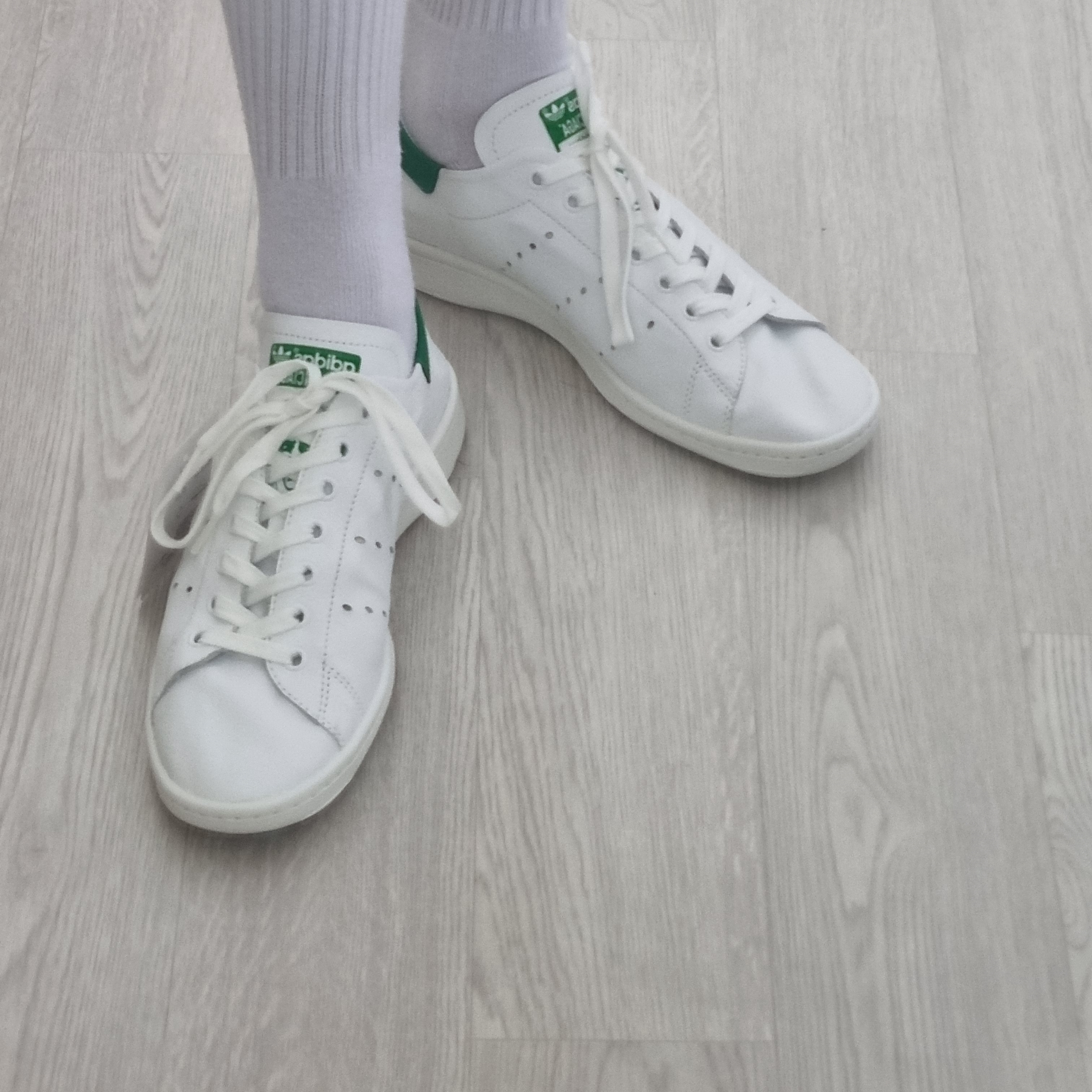 Balenciaga x Adidas Stan Smith Core White Green 착용 스타일 - 5