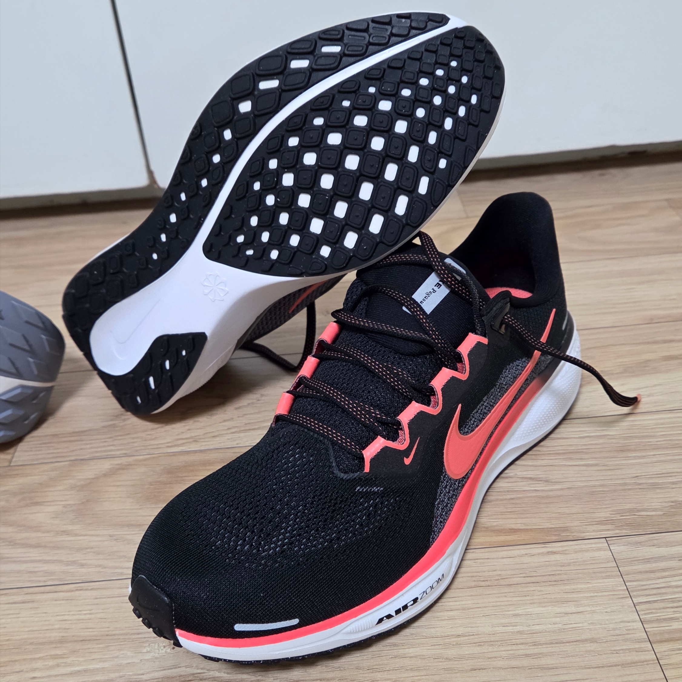 Nike Air Zoom Pegasus 41 Black Wild Mango, Nike Pegasus Trail 5 Gore-Tex Cement Grey Jade Horizon 착용 스타일 - 3