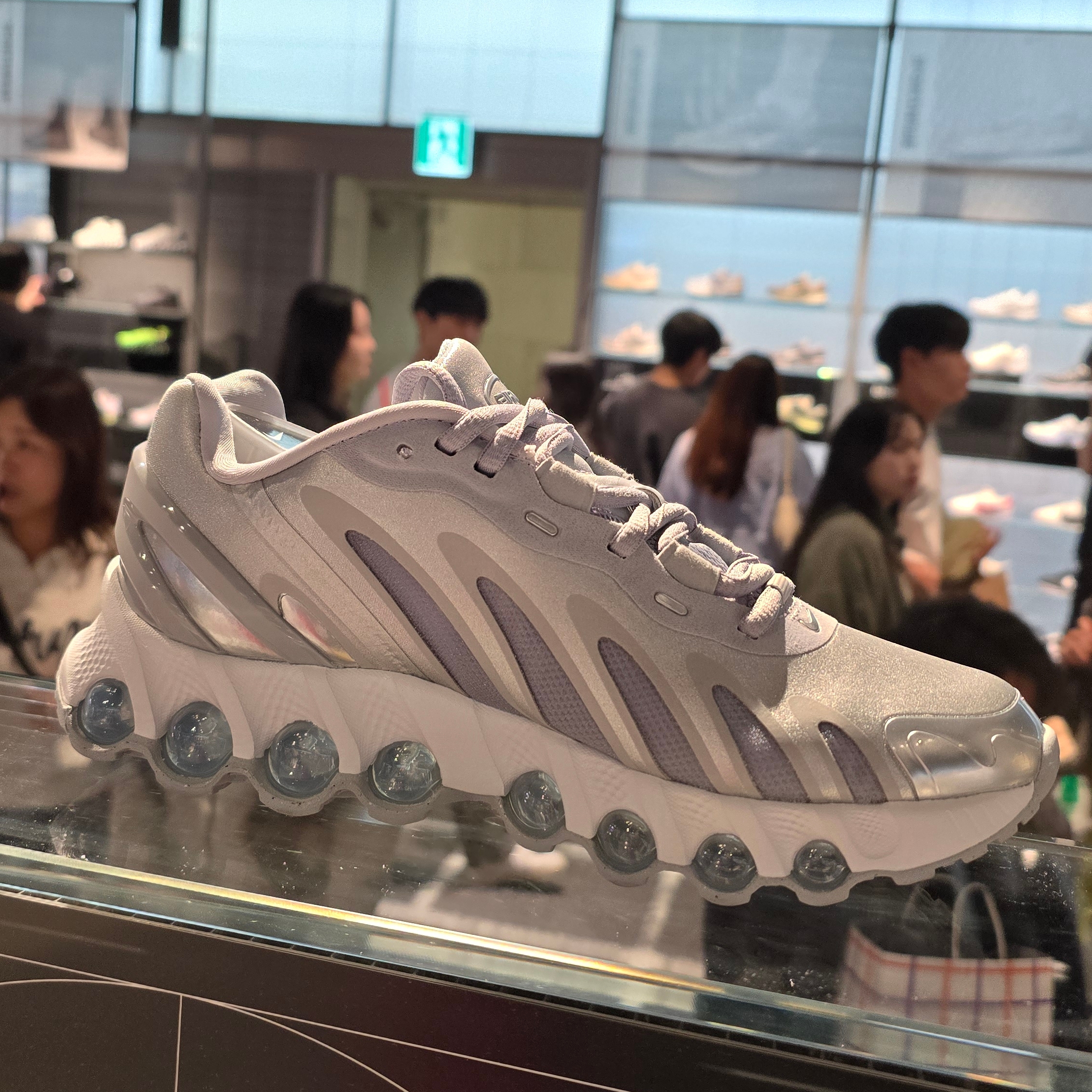 (W) Nike Air Max Dn8 Wolf Grey Metallic Silver 착용 스타일