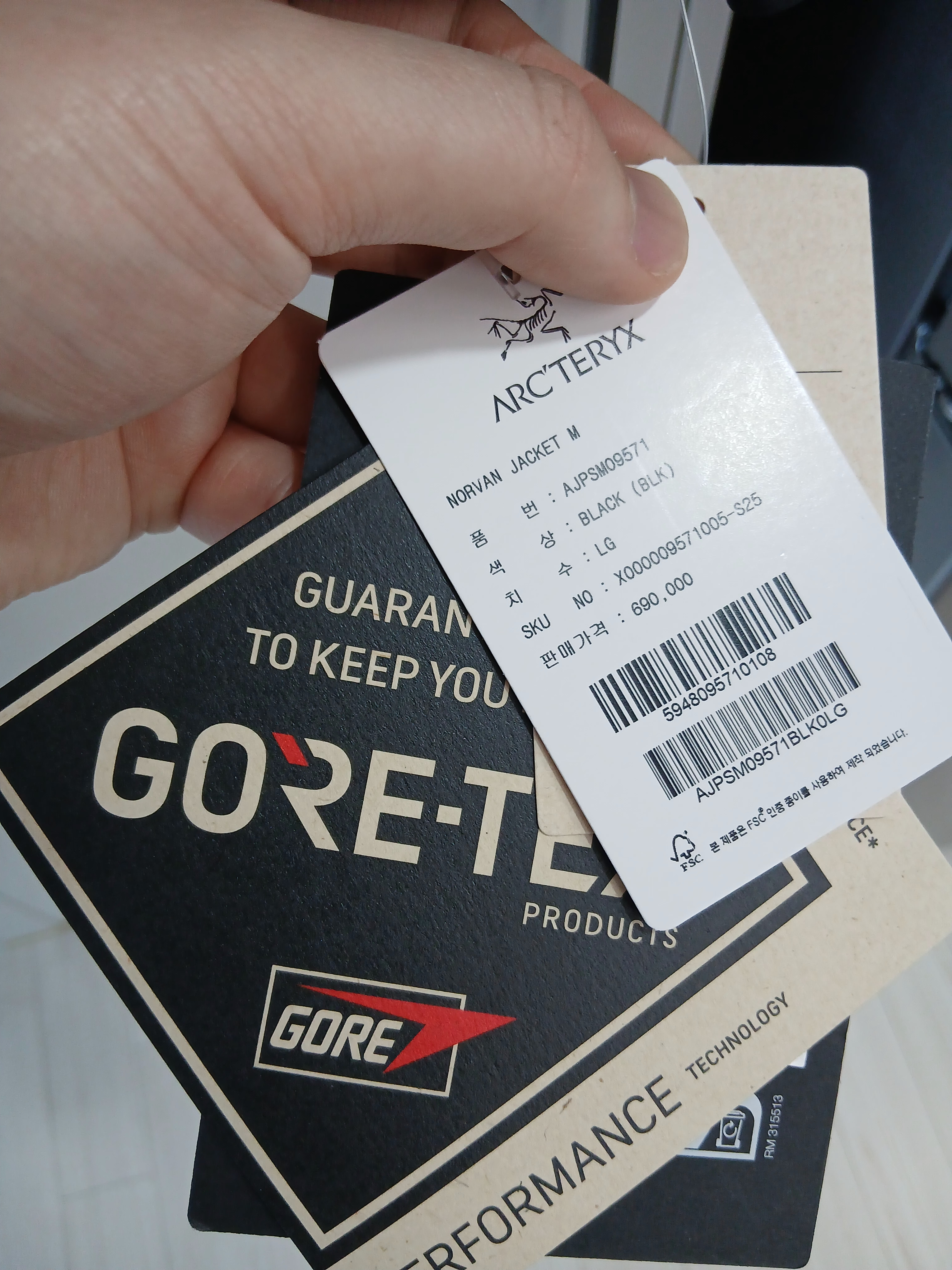 Arc'teryx Norvan Jacket Black 착용 스타일 - 3