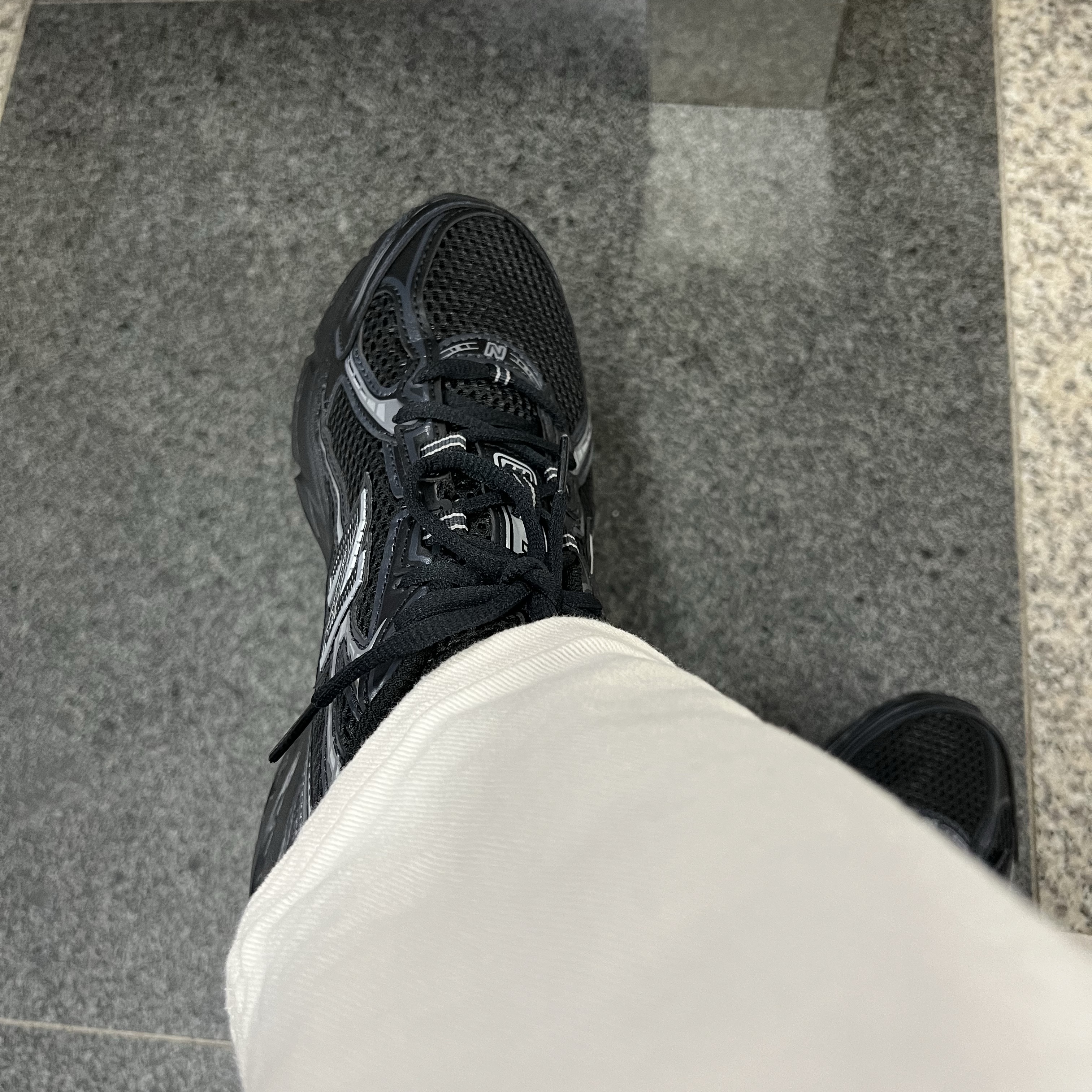 New Balance 740v2 Black Silver Metallic 착용 스타일