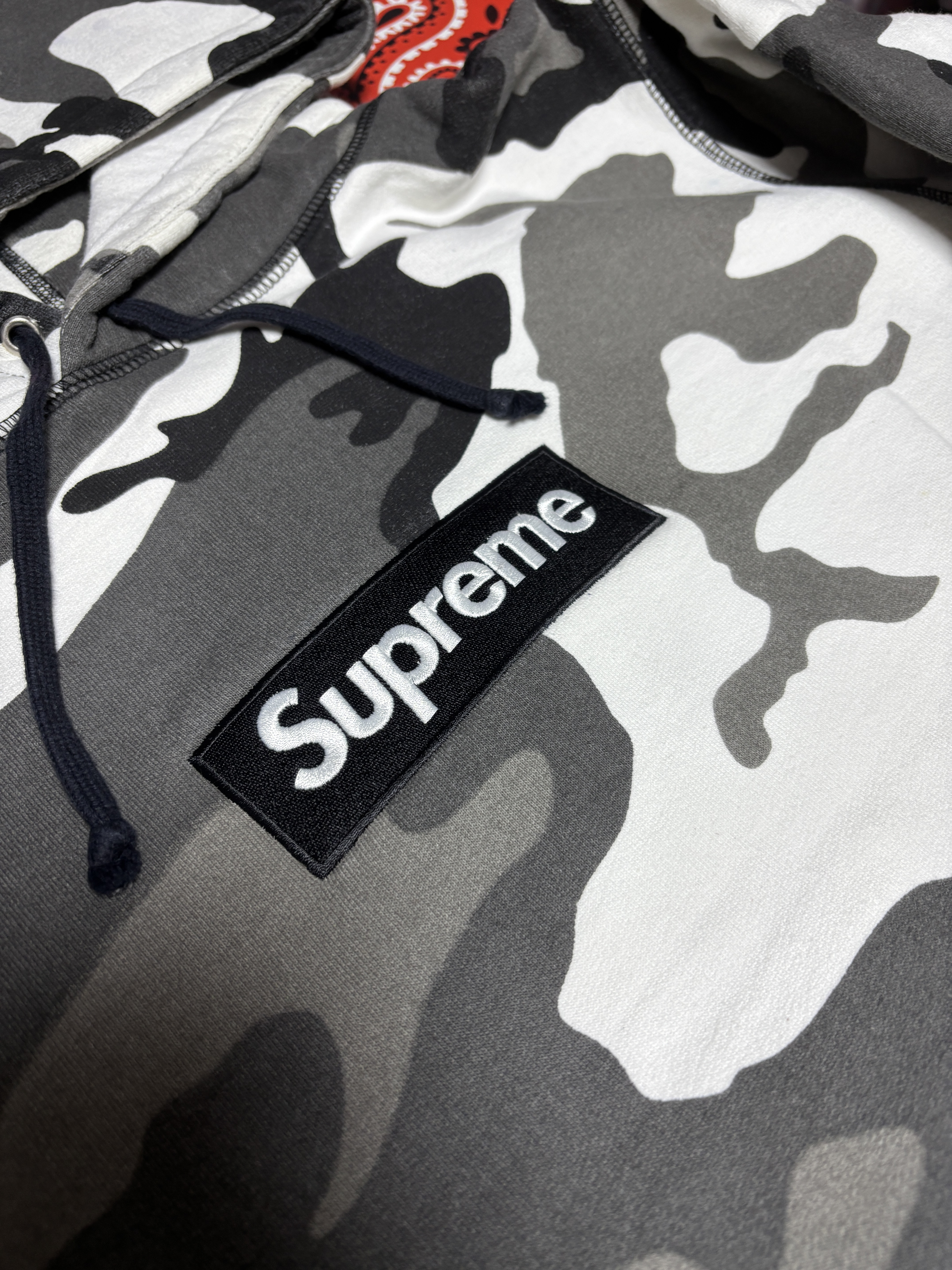Supreme Windstopper Zip Up Hooded Sweatshirt Snow Camo - 20FW, Supreme Work Zip Up Hooded Sweatshirt Snow Camo - 24FW 착용 스타일 - 2