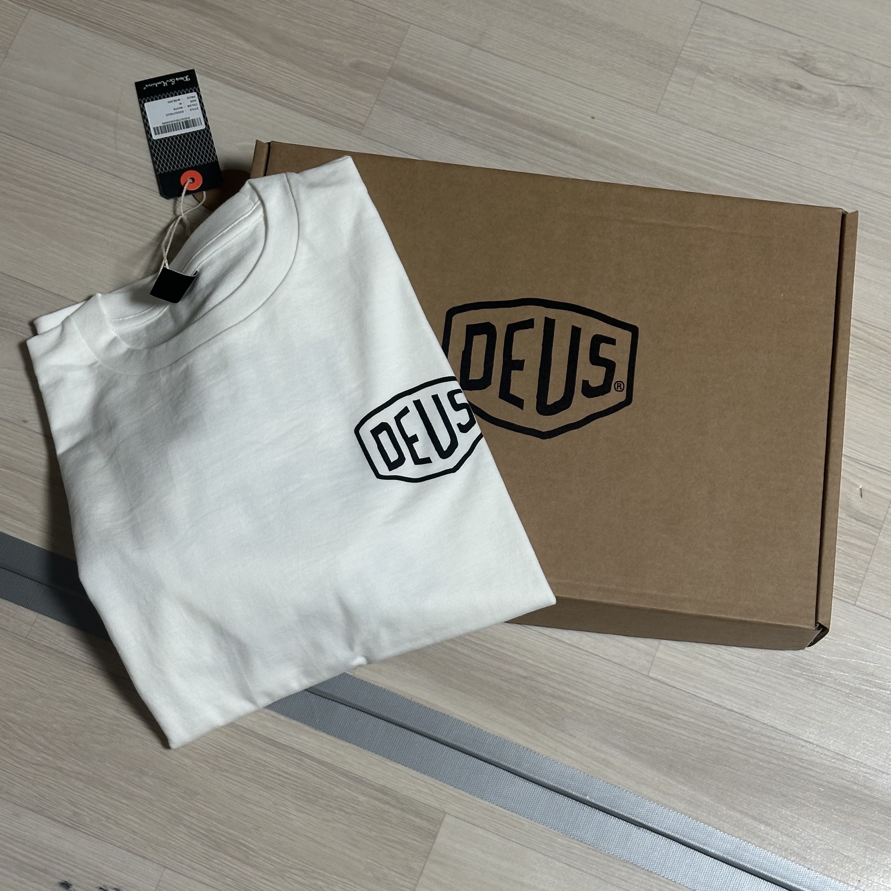 [6% 적립] Deus Ex Machina Seoul College Address Tee White 착용 스타일