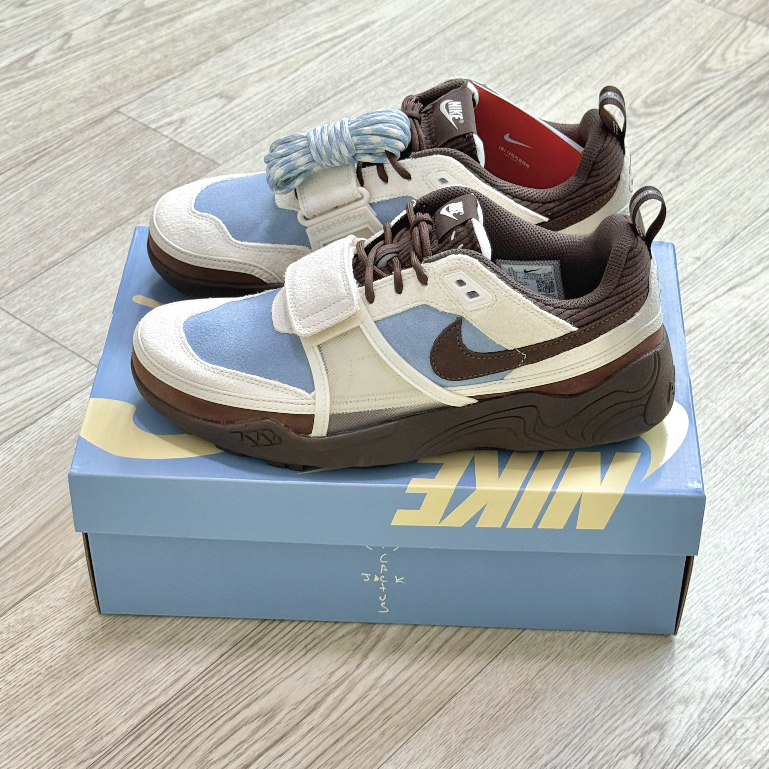 Nike x Travis Scott Zoom Field Jaxx Pale Ivory and Leche Blue 착용 스타일 - 2