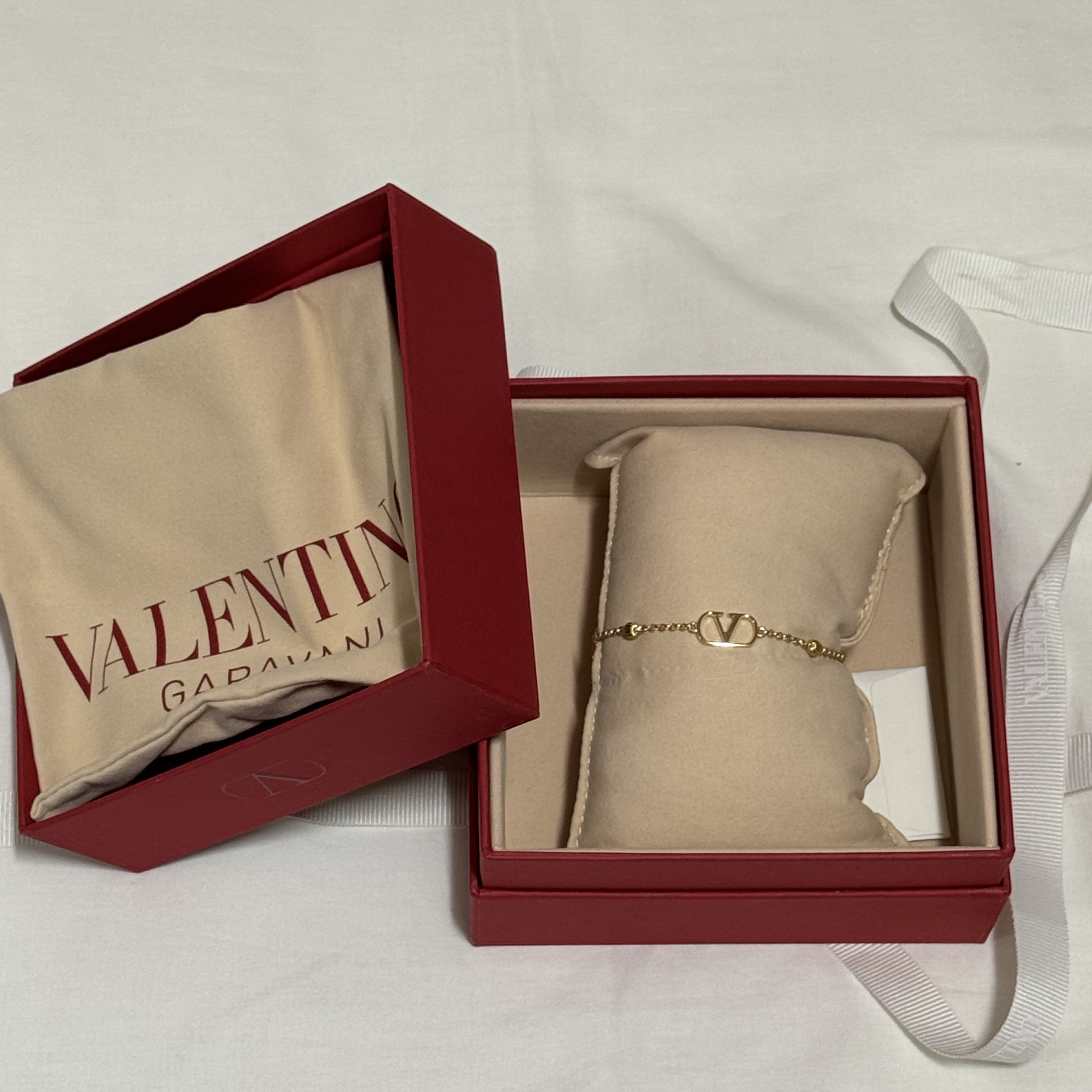 (W) Valentino Vlogo Signature Metal Bracelet Gold 착용 스타일