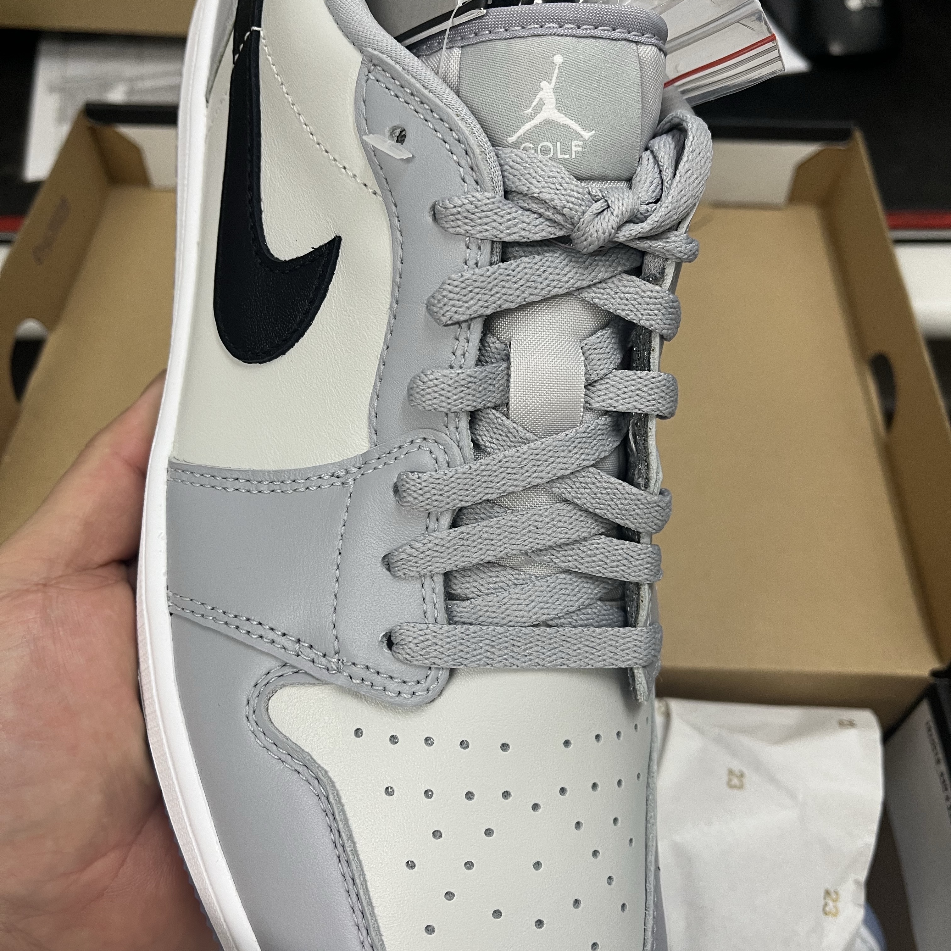 Jordan 1 Low Golf Wolf Grey, AEAE Usa Banner Henly Neck Tee White 착용 스타일 - 1
