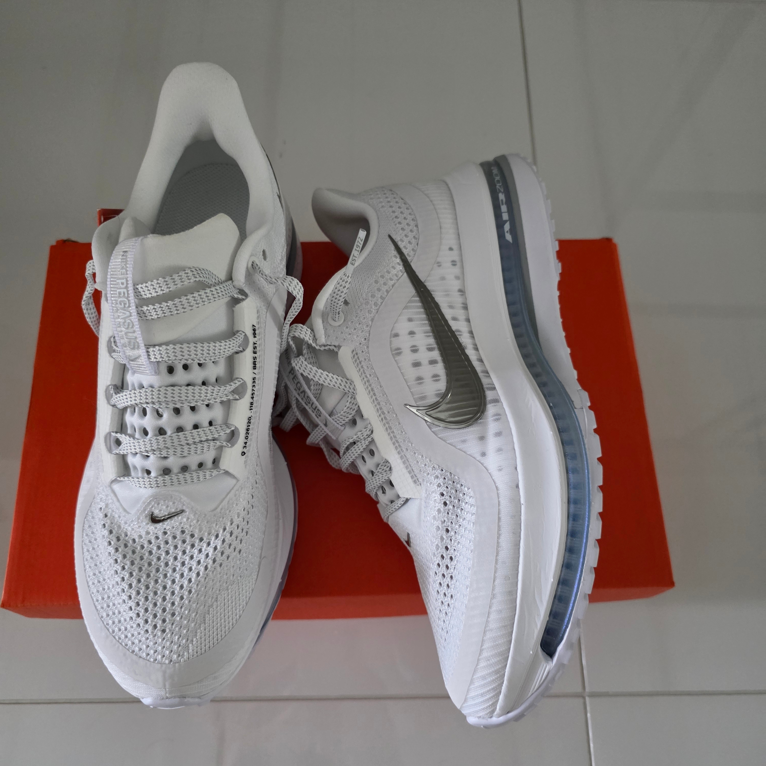 Nike Pegasus Premium White Metallic Silver 착용 스타일 - 2