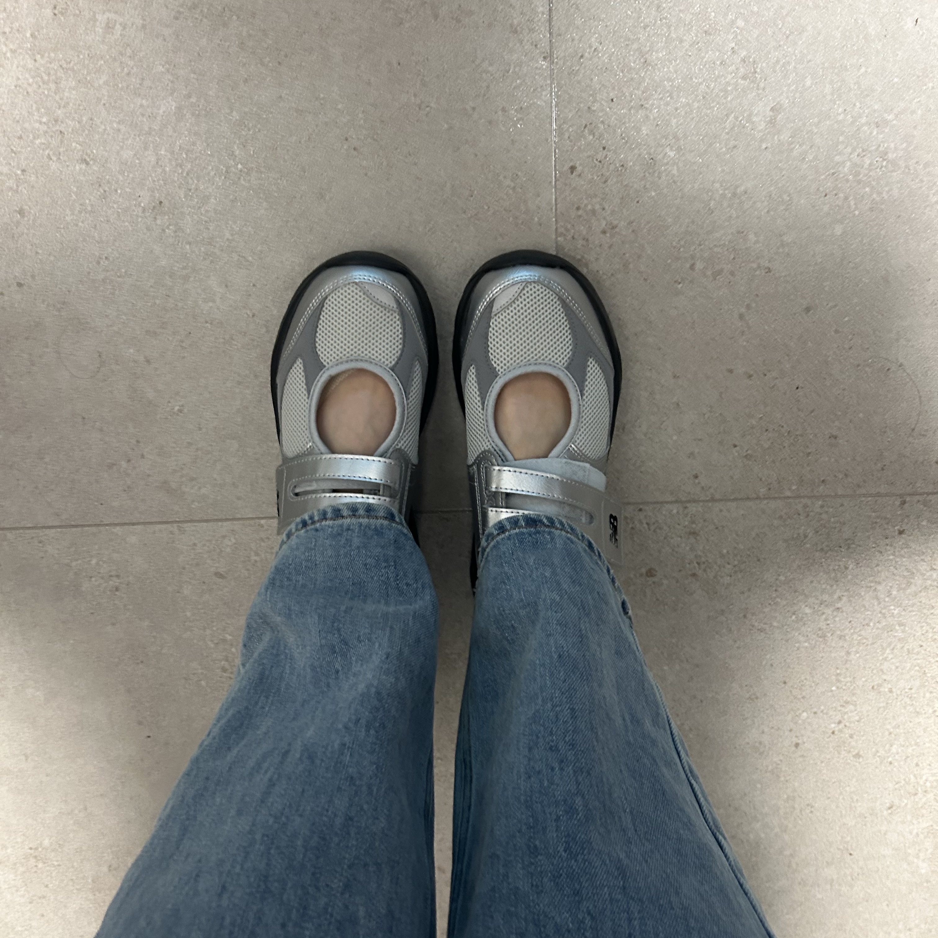 (W) New Balance Breeze SD2202 Metalic Silver 착용 스타일