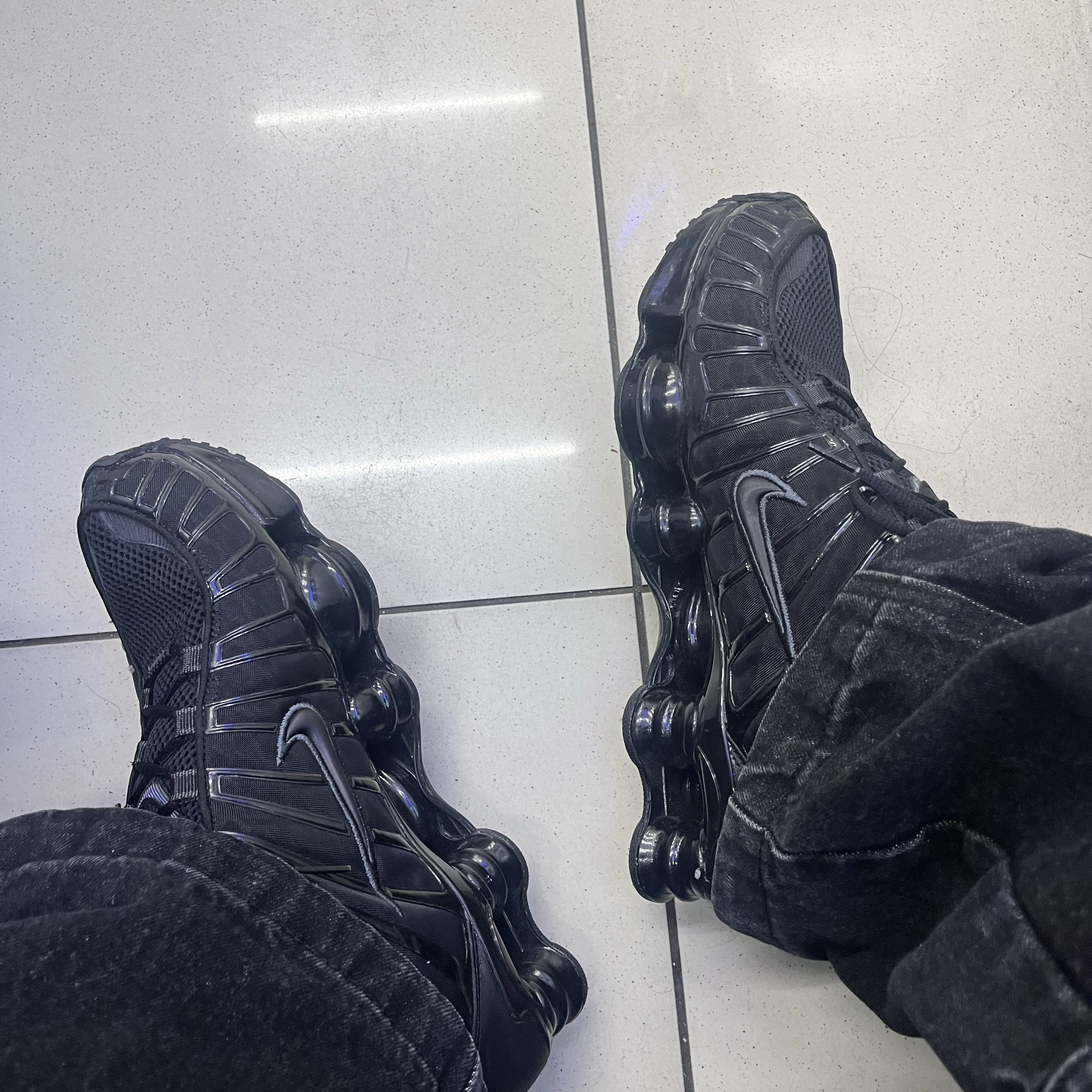 Nike Shox TL Black Metallic Hematite 착용 스타일