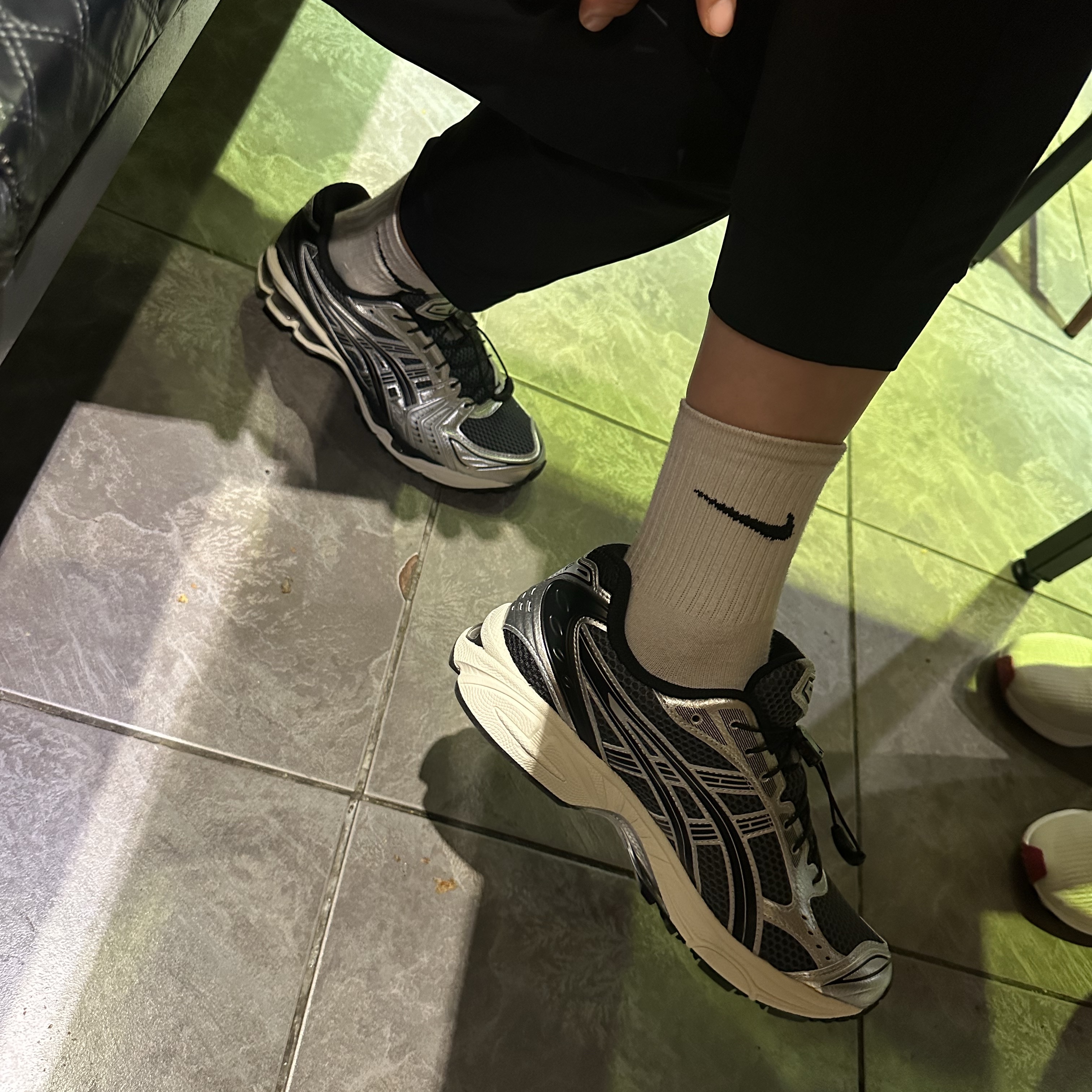 Asics Unlimited Gel-Kayano 14 Carrier Grey Black 착용 스타일