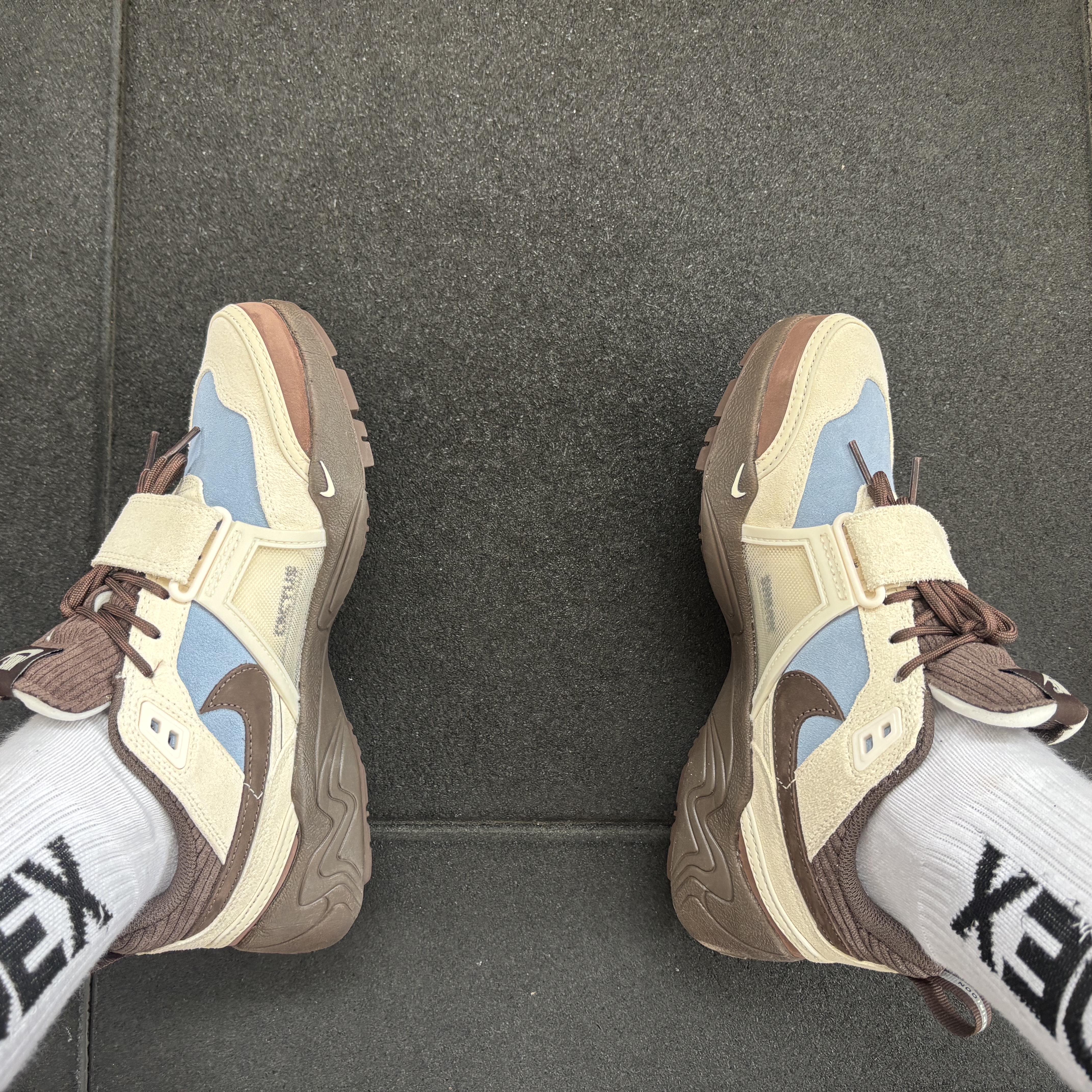 Nike x Travis Scott Zoom Field Jaxx Pale Ivory and Leche Blue 착용 스타일 - 2
