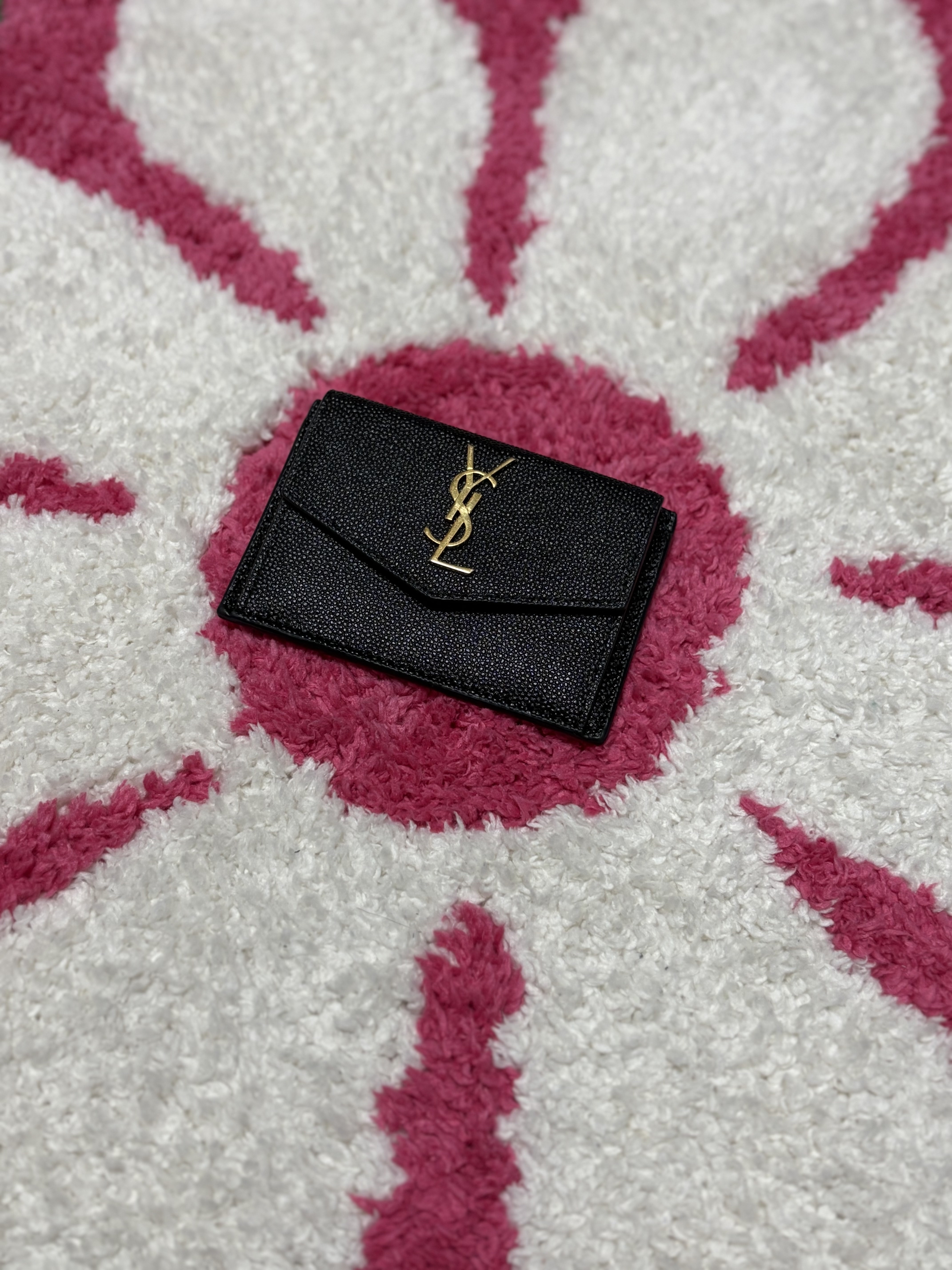Saint Laurent Gold Monogram Uptown Card Case in Grain de Poudre Embossed Leather Black 착용 스타일