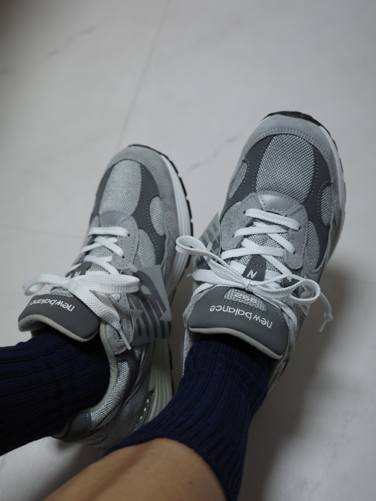 New Balance 992 Made in USA Core Grey Silver Metallic 착용 스타일