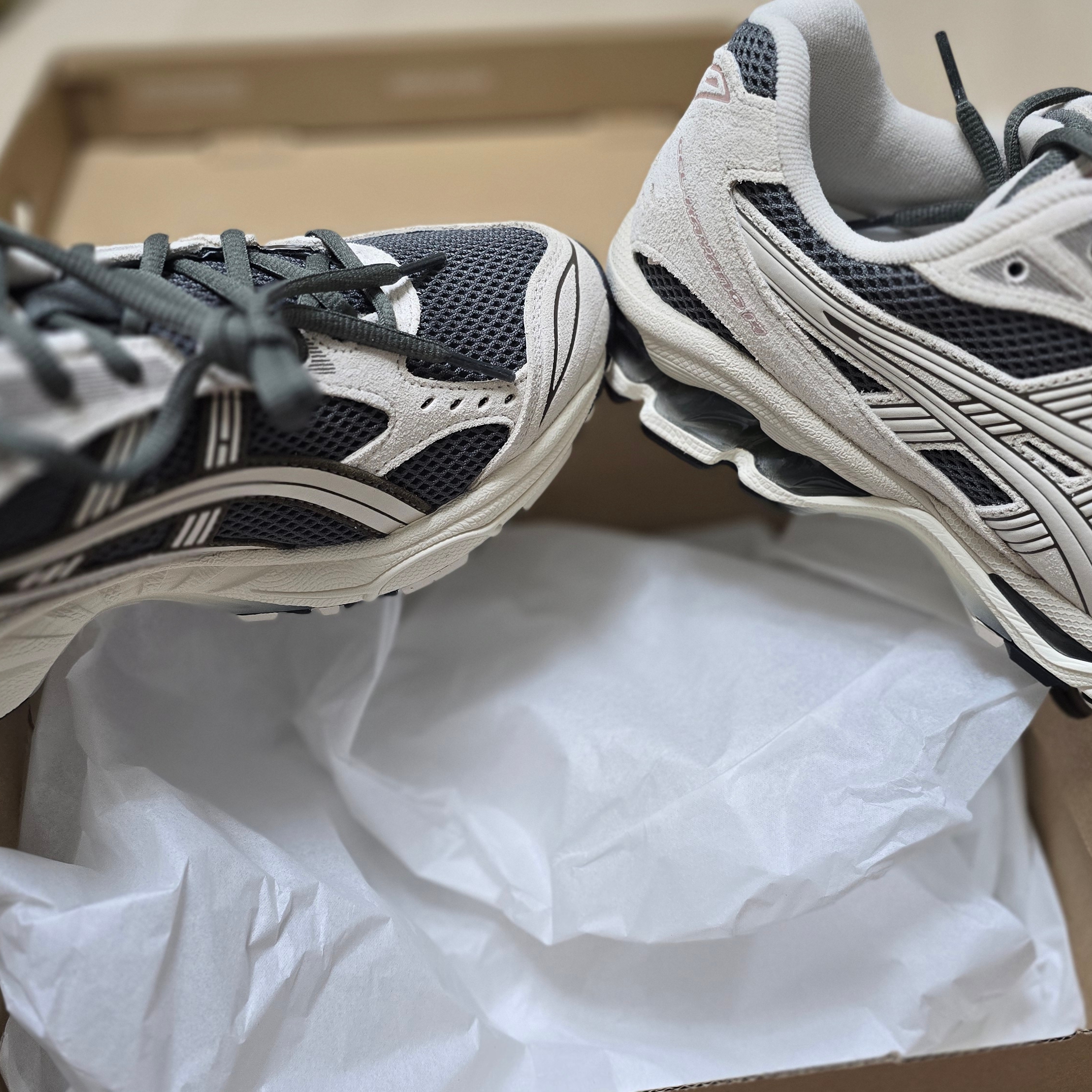 Asics Gel-Kayano 14 Truffle Grey Oatmeal 착용 스타일 - 4