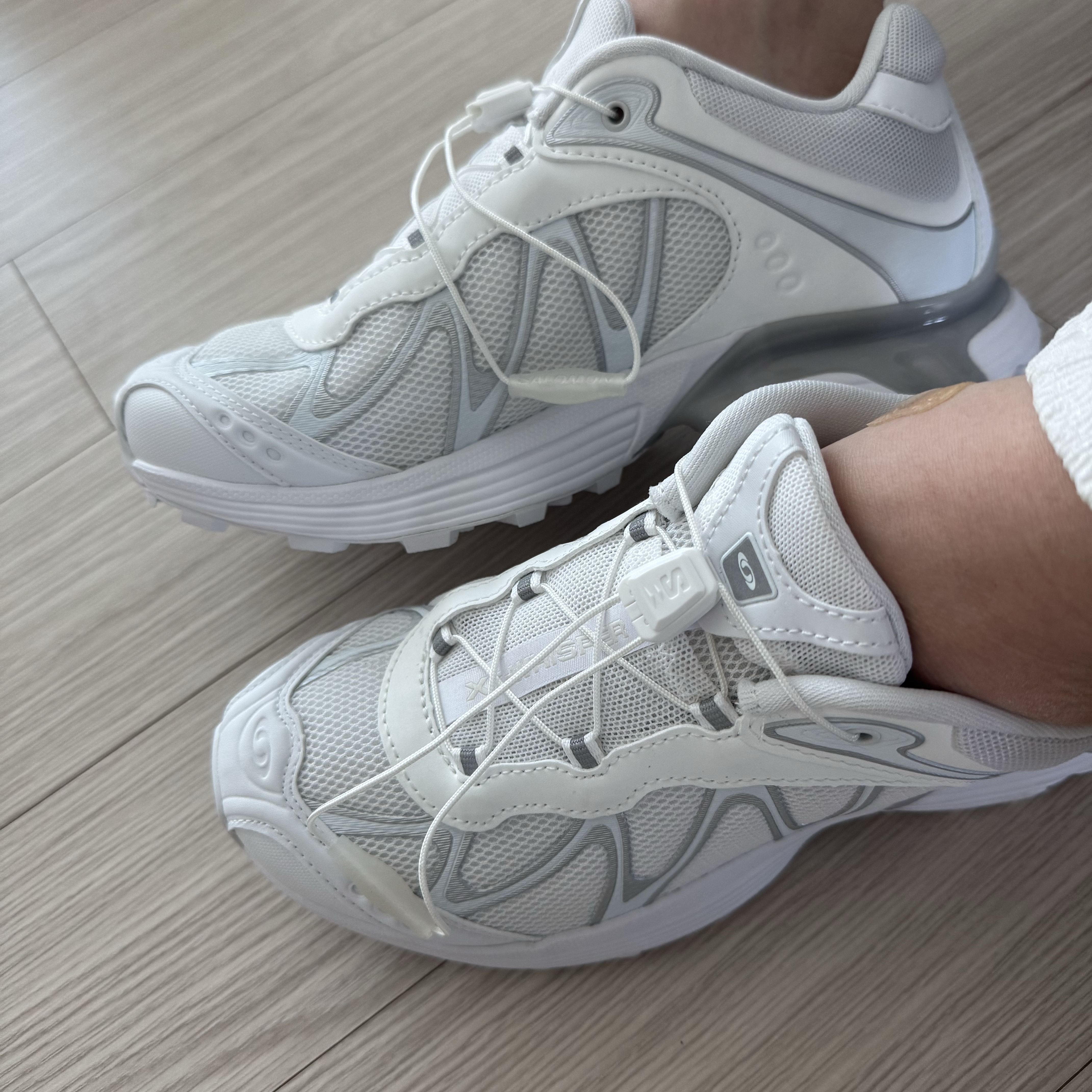 Salomon XT-Whisper White Lunar Rock 착용 스타일