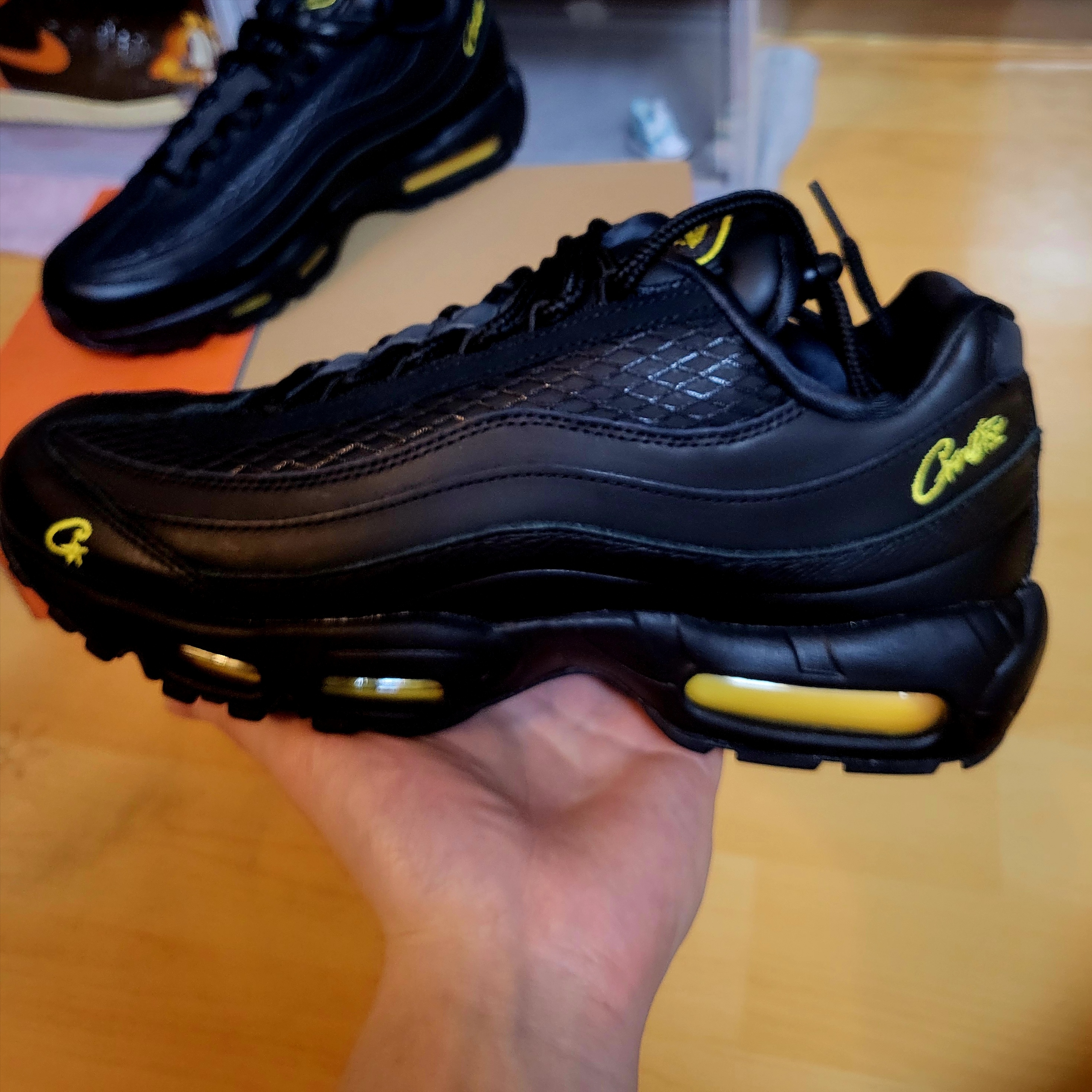 Nike x Corteiz Air Max 95 Black and Tour Yellow, Adidas Yeezy Boost 350 V2 Zebra 2022/2023 착용 스타일 - 3