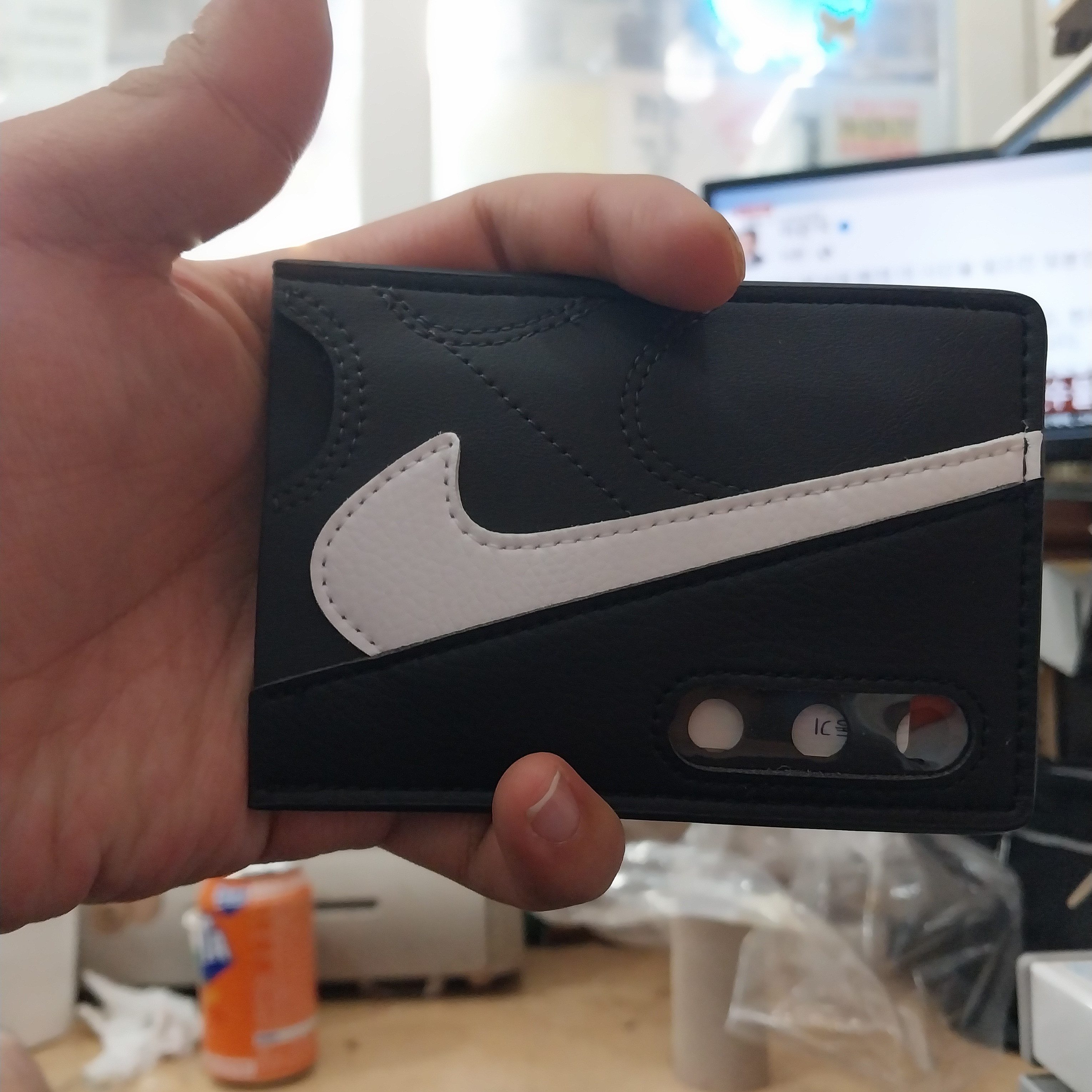 Nike Icon Air Max 90 Card Wallet Black 착용 스타일