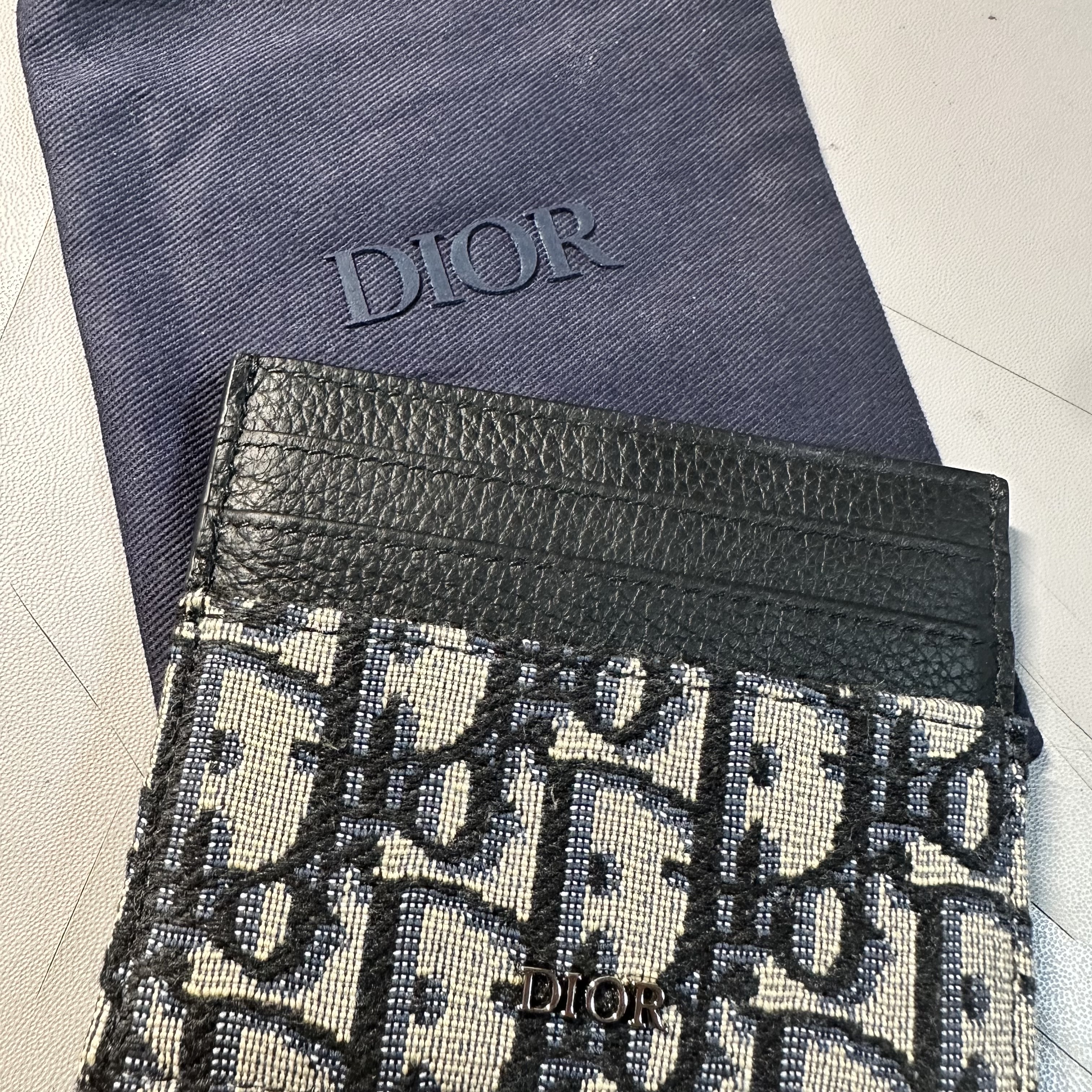 Dior Card Holder Beige & Black Dior Oblique Jacquard 착용 스타일