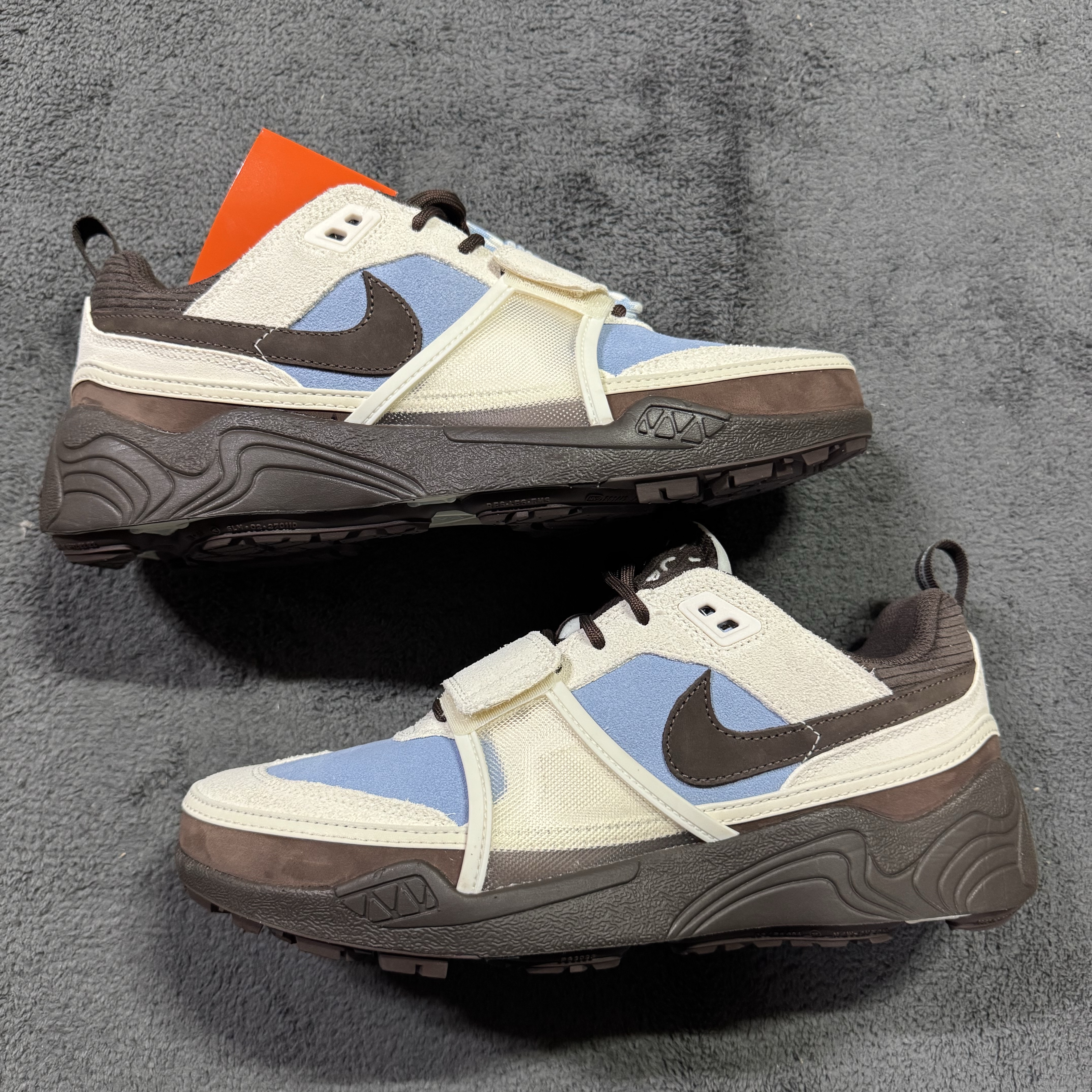 Nike x Travis Scott Zoom Field Jaxx Pale Ivory and Leche Blue 착용 스타일 - 1