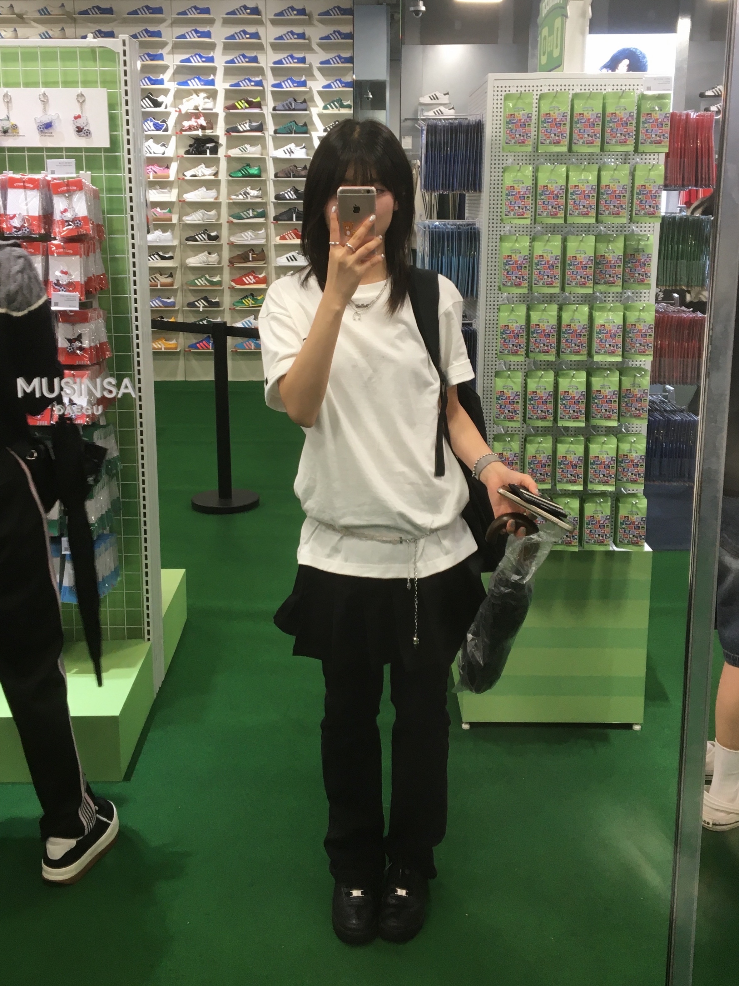 Deus Ex Machina Seoul College T-Shirt White, Nike Air Force 1 '07 Low Triple Black 착용 스타일
