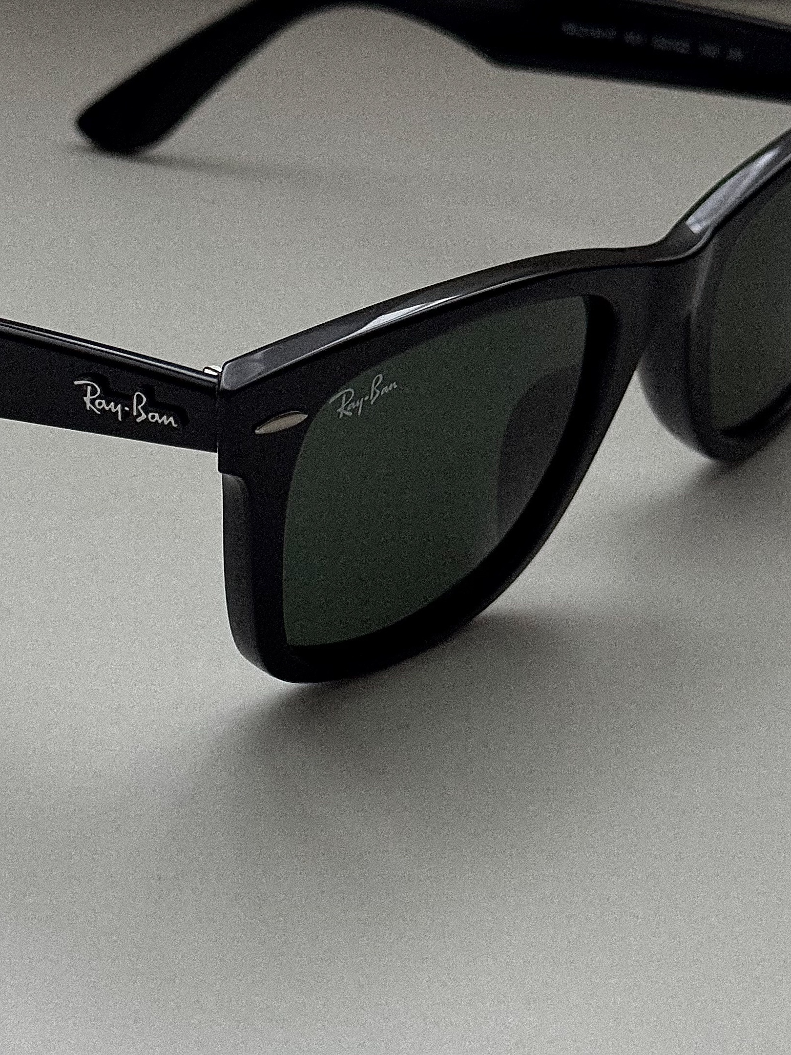 Ray-Ban Original Wayfarer Classic Polished Black Frame Green Classic G-15 Lenses Low Bridge Fit 착용 스타일