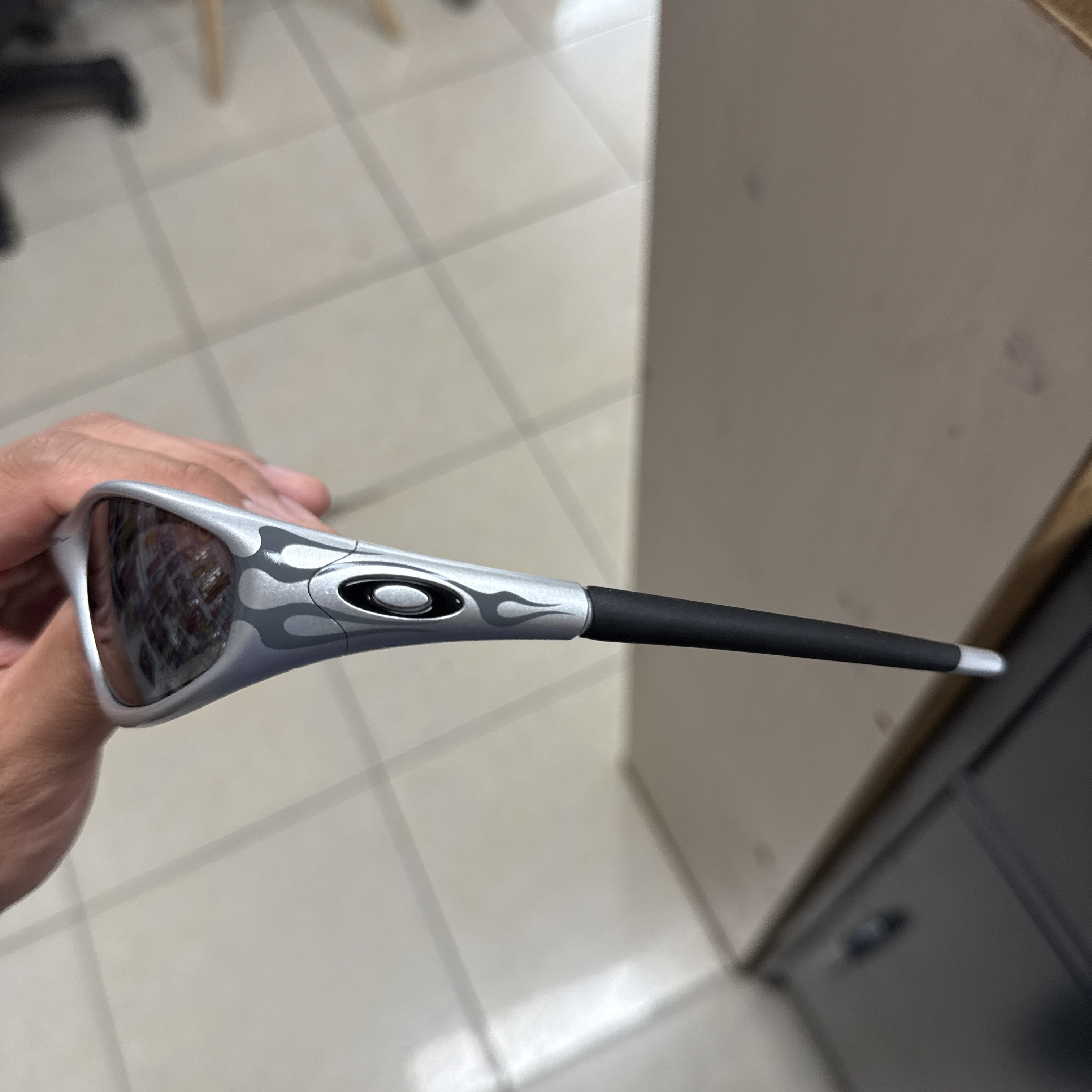 Oakley MUZM Straight Jacket 99 X-Silver Flames Prizm Black 착용 스타일