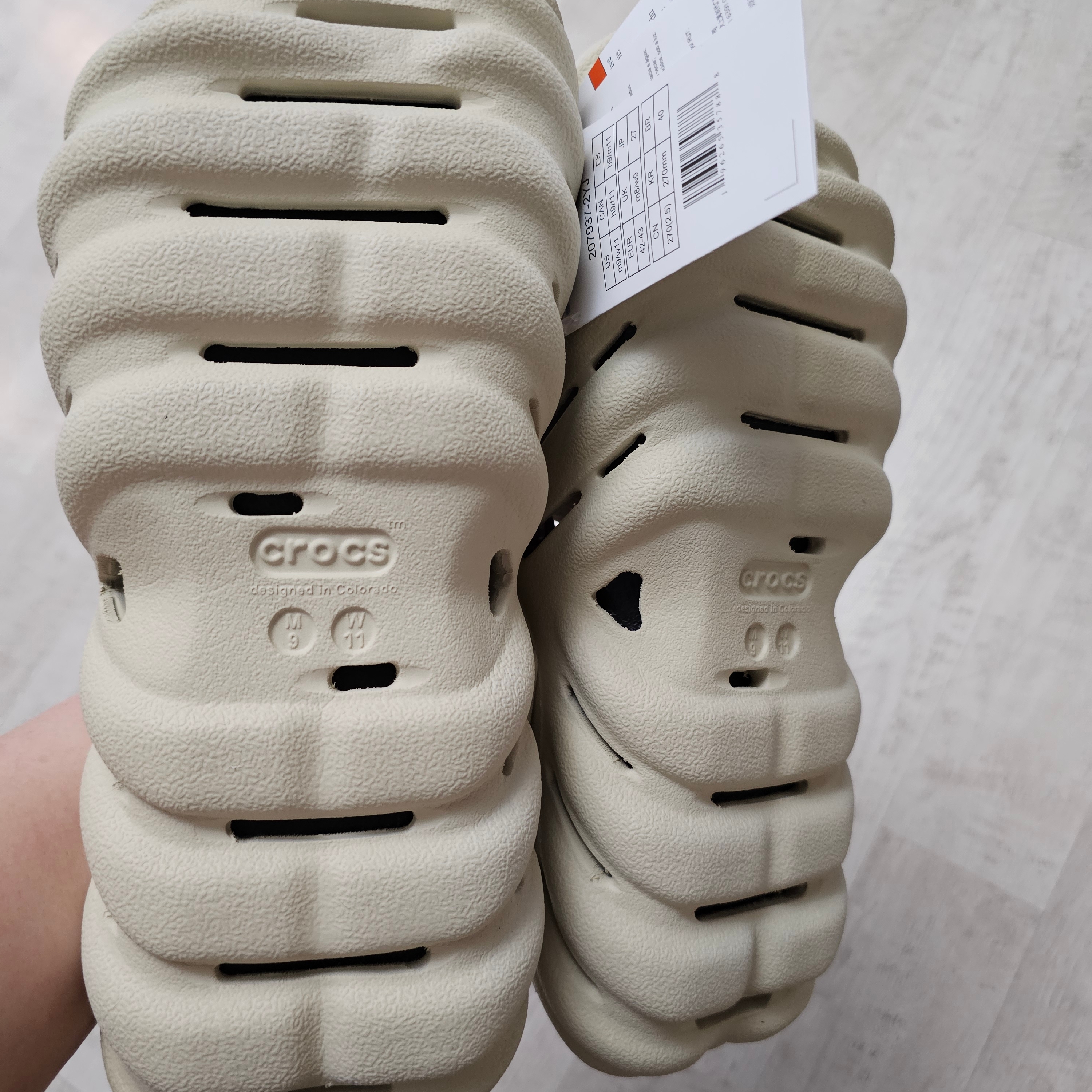 Crocs Echo Clog Bone Black 착용 스타일 - 2