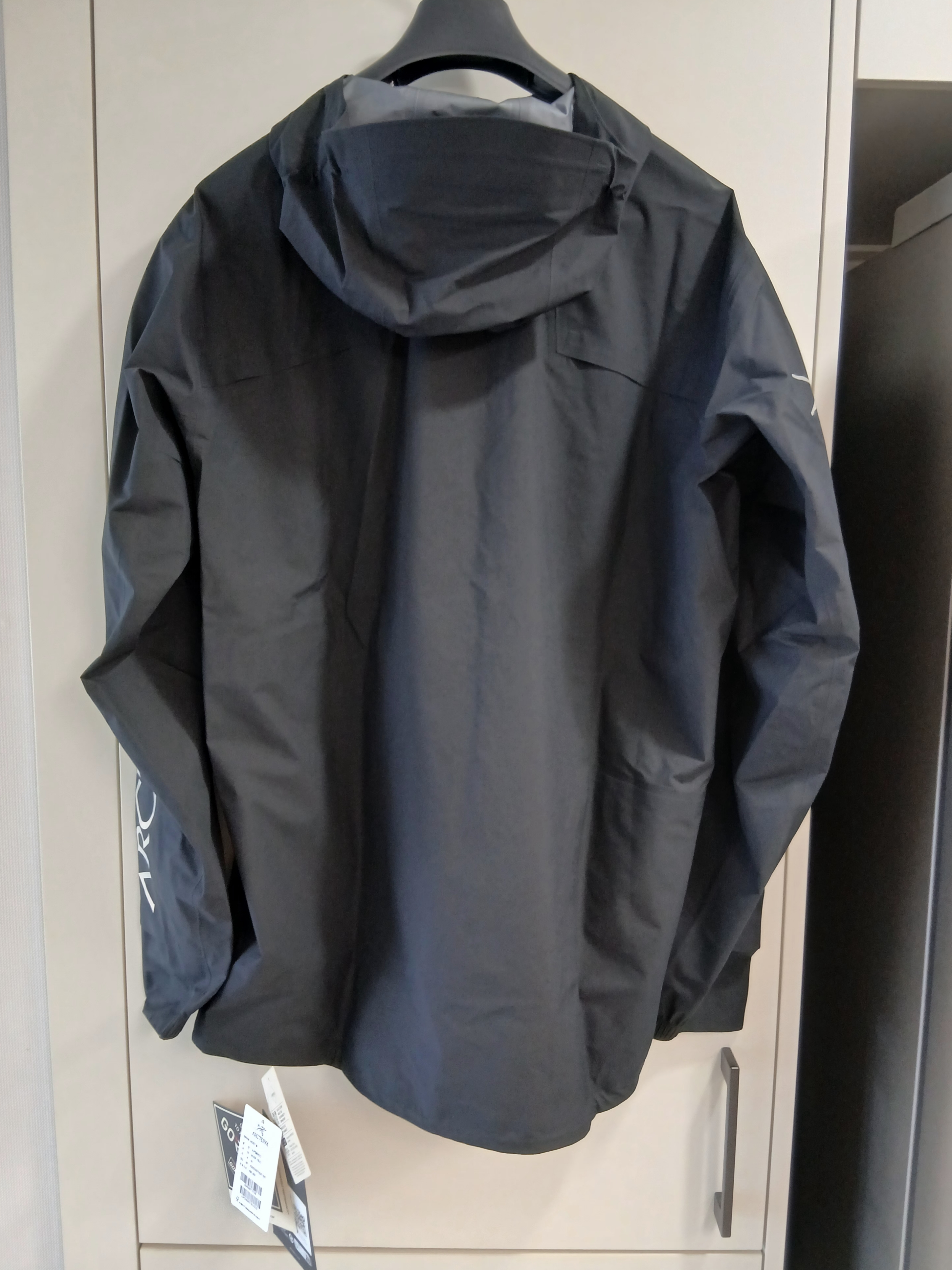 Arc'teryx Norvan Jacket Black 착용 스타일 - 2