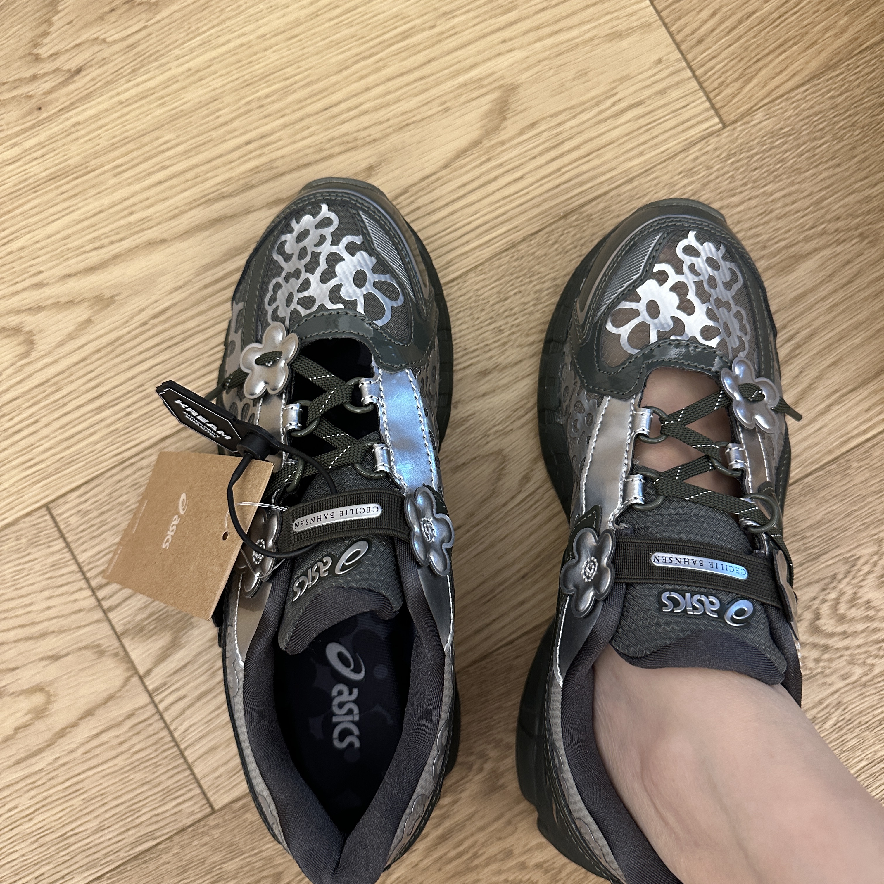 Asics x Cecilie Bahnsen Gel-Kayano 20 Olive 착용 스타일 - 1