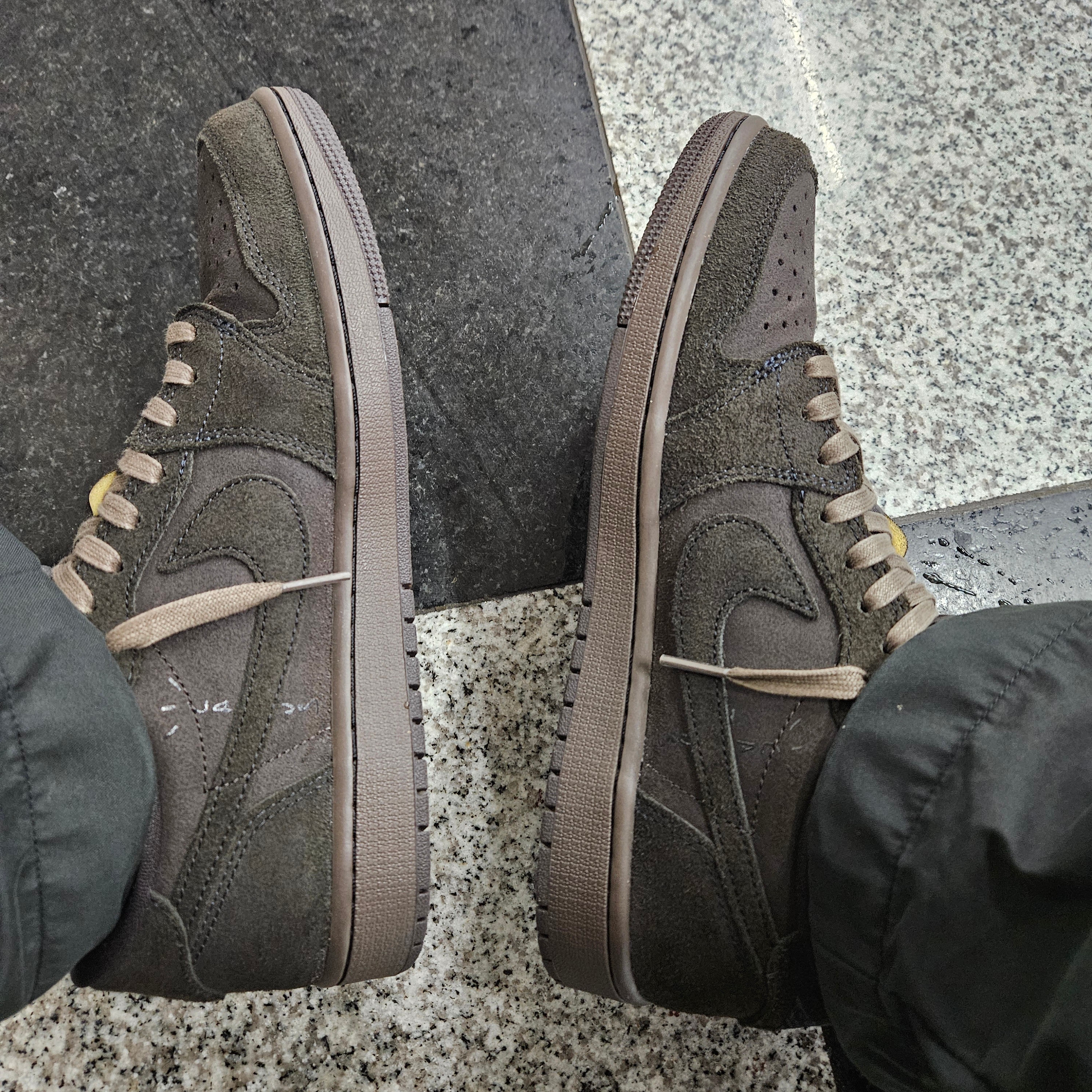 Jordan 1 x Travis Scott Retro Low OG SP Velvet Brown and Dark Mocha 착용 스타일