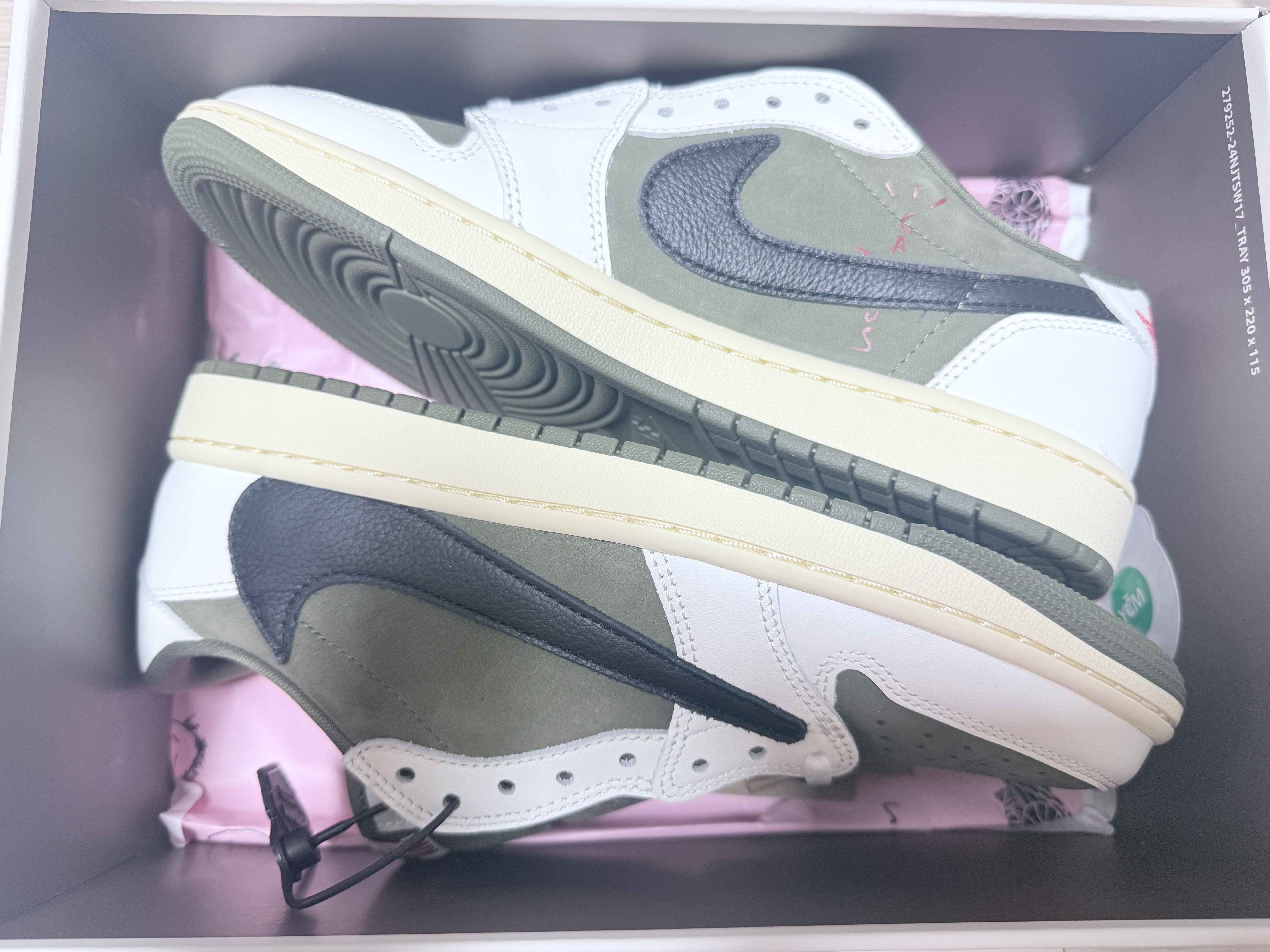 Jordan 1 x Travis Scott Retro Low OG SP Reverse Olive 착용 스타일 - 1