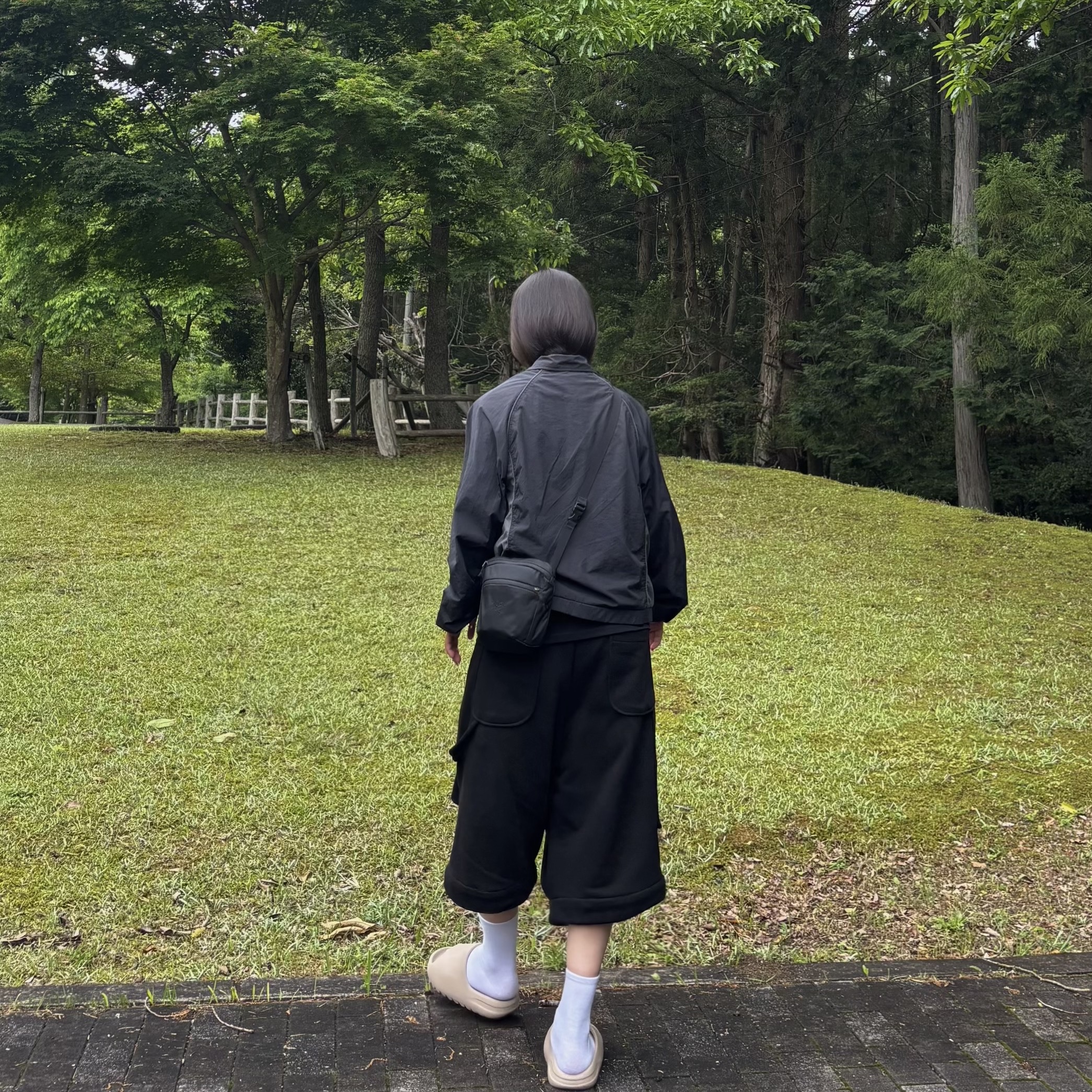Adidas Yeezy Slide Bone 2022/2023, Arc'teryx Mantis 1 Waistpack Black II 착용 스타일