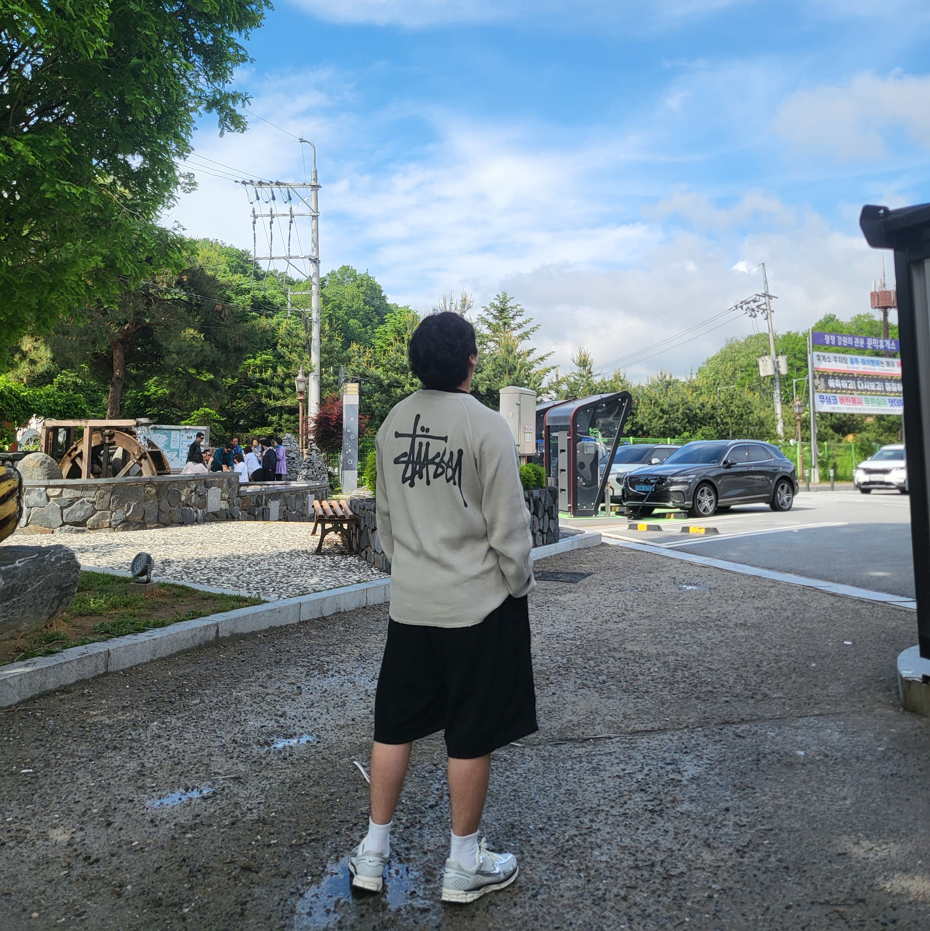 Stussy Raglan Thermal LS Crew Bone, (W) Nike Zoom Vomero 5 Photon Dust and Metallic Silver 착용 스타일