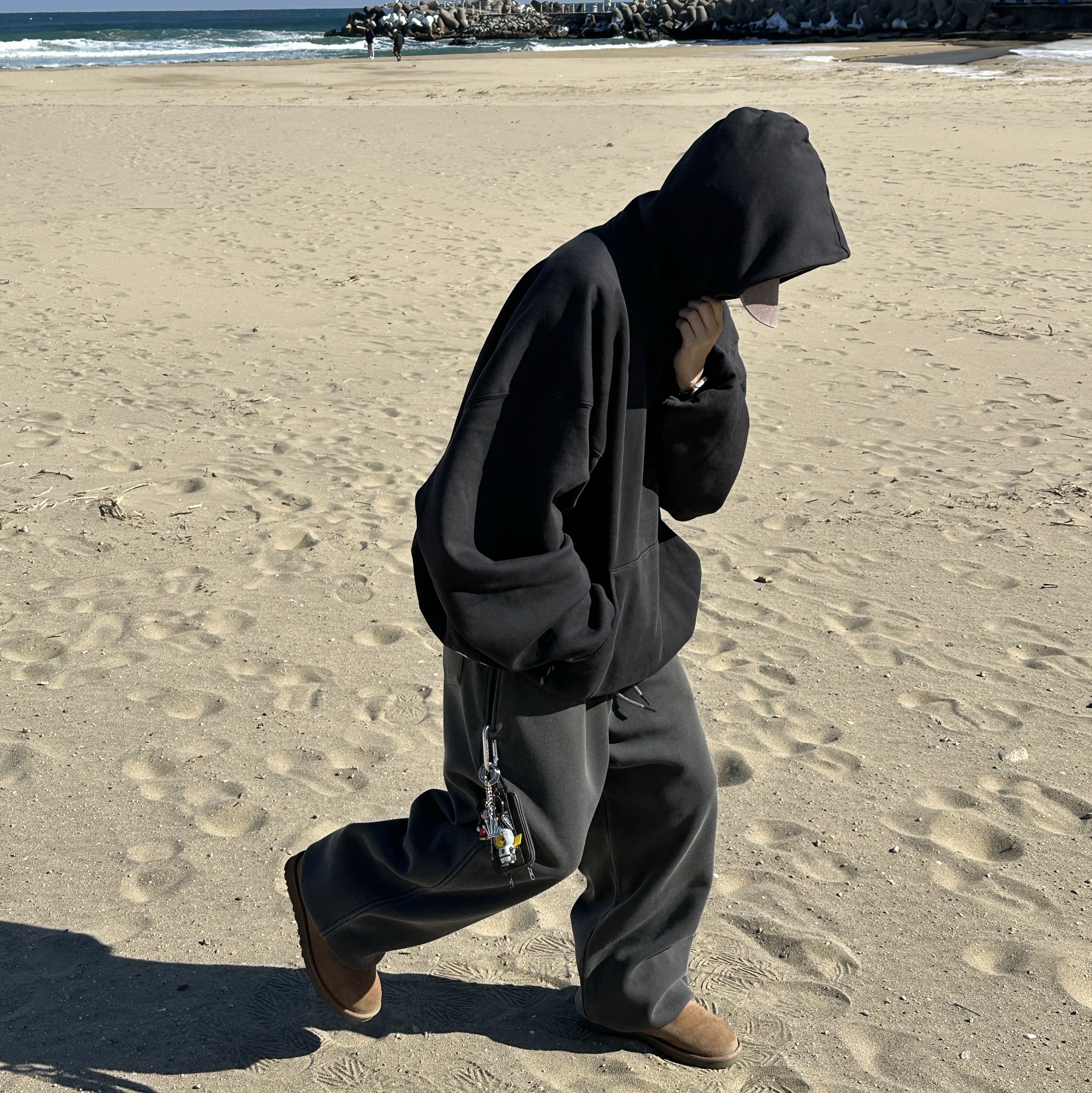 UGG Classic Mini Boots Chestnut, Yeezy Gap Engineered By Balenciaga Logo Hoodie Black 착용 스타일 - 2