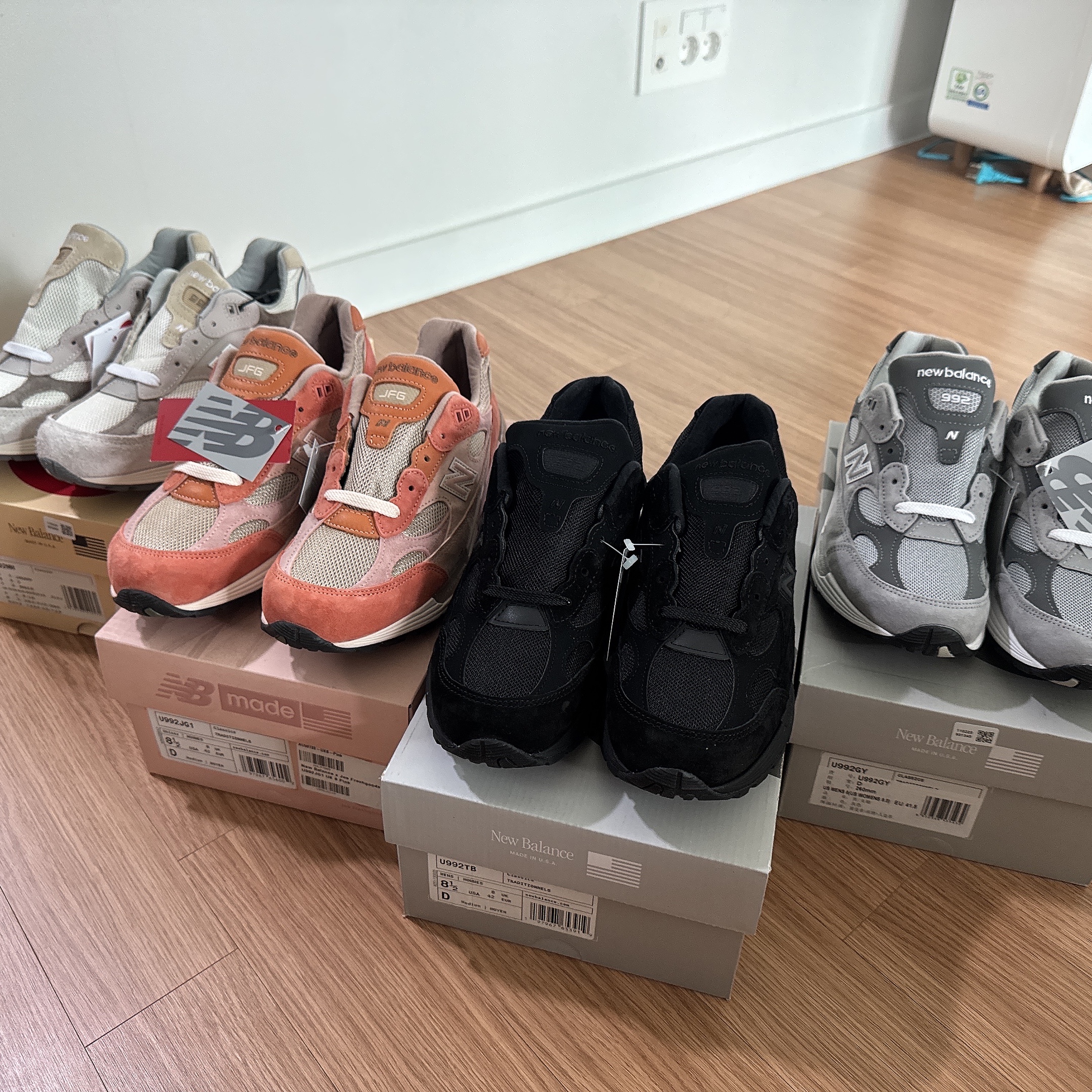 New Balance 992 Made in USA Moonrock Mushroom, New Balance 992 Made in USA Core Grey Silver Metallic 착용 스타일 - 1